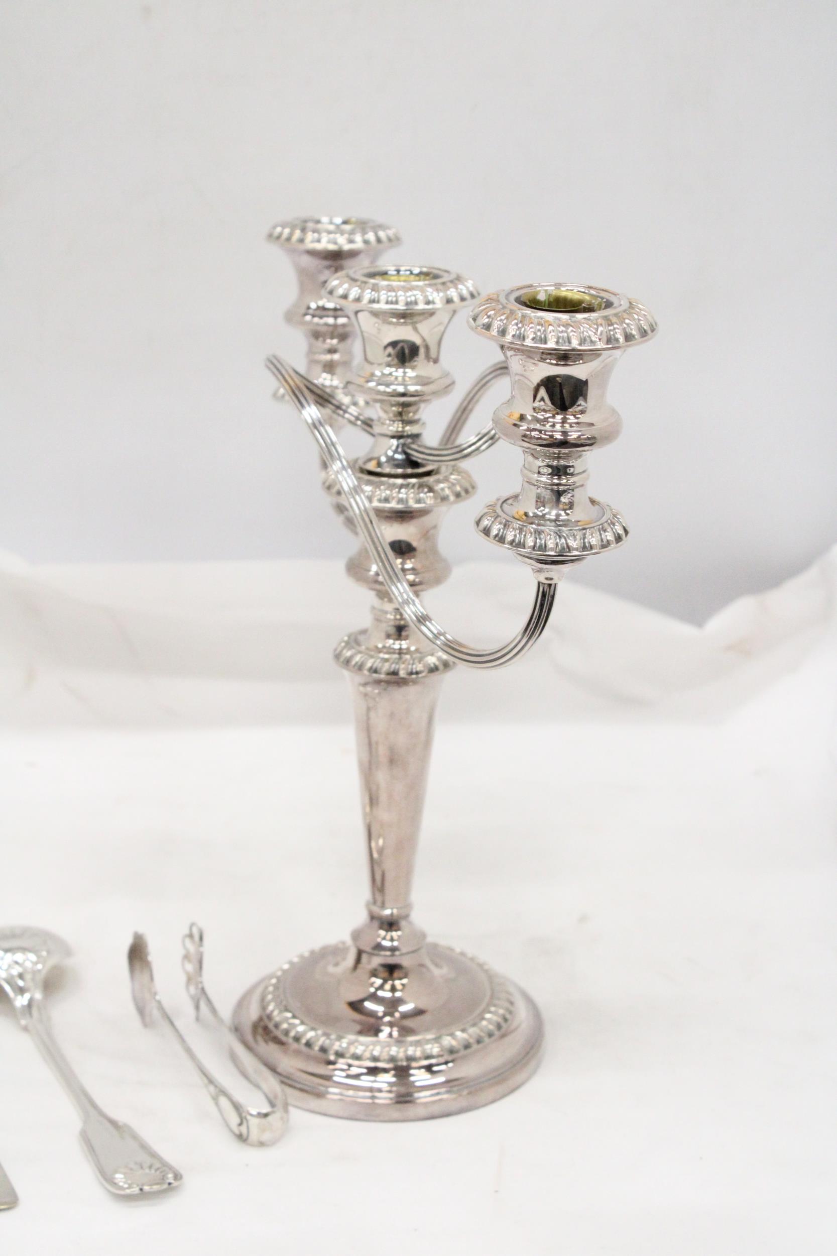 A MIXED LOT OF SILVER PLATE TO INCLUDE TWO TEA SPOONS, LADEL, SMALL TONGS PLUS A CANDELABRA - Image 6 of 6