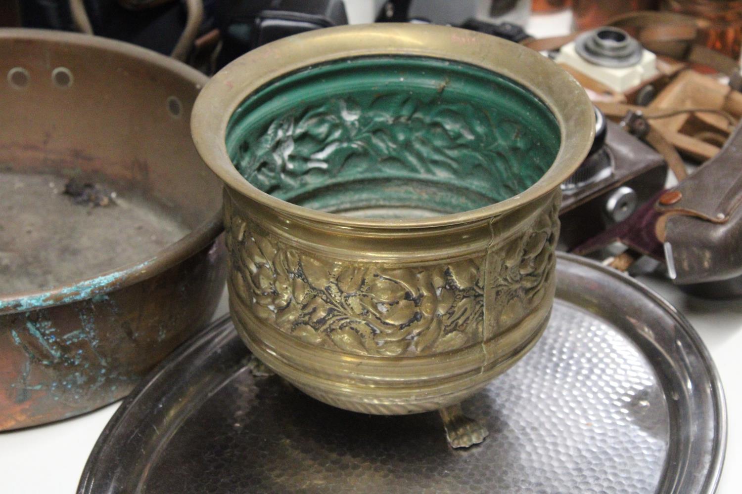 A LARGE VINTAGE COPPER BOWL WITH A BRASS TRIVET AND PLANTER PLUS PEWTER BOWL AND SILVER PLATED TRAY - Image 3 of 4