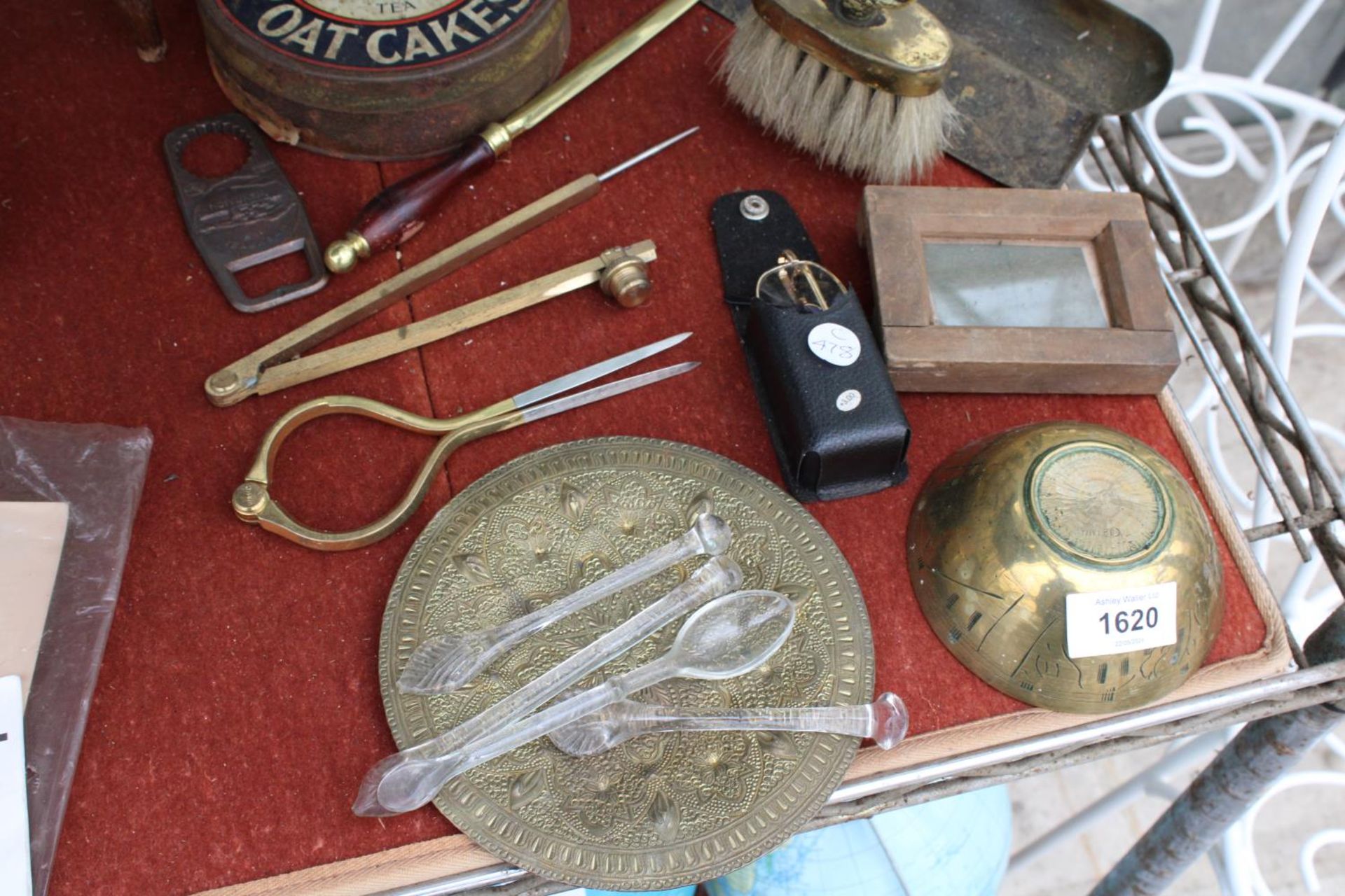 AN ASSORTMENT OF ITEMS TO INCLUDE A CRUMB TRAY AND BRUSH, MAP READING EQUIPMENT AND VINTAGE TINS ETC - Image 4 of 4