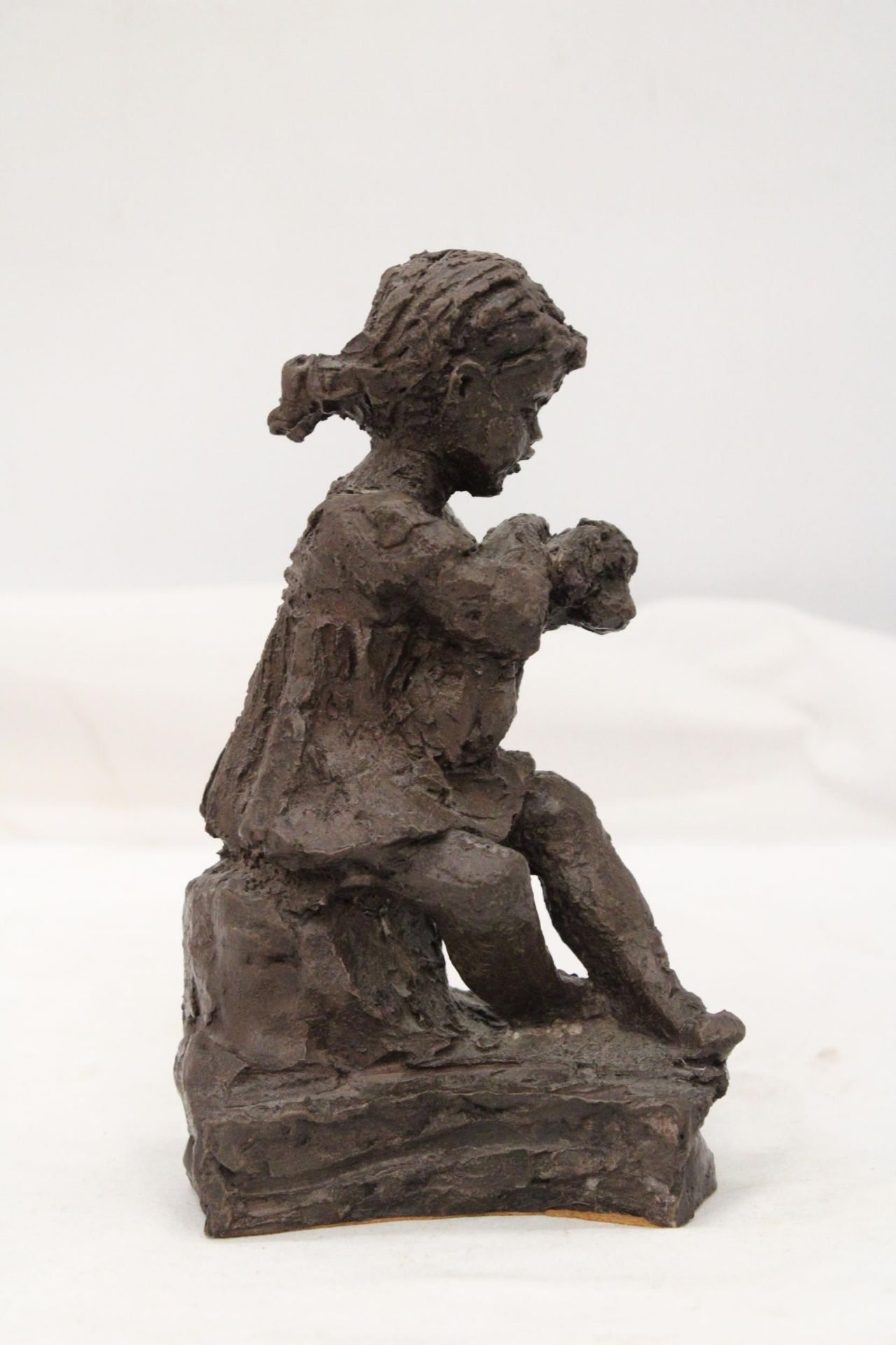 A VINTAGE RESIN SCULPTURE OF A GIRL WITH DOG - APPROXIMATELY 18CM HIGH - Image 5 of 5