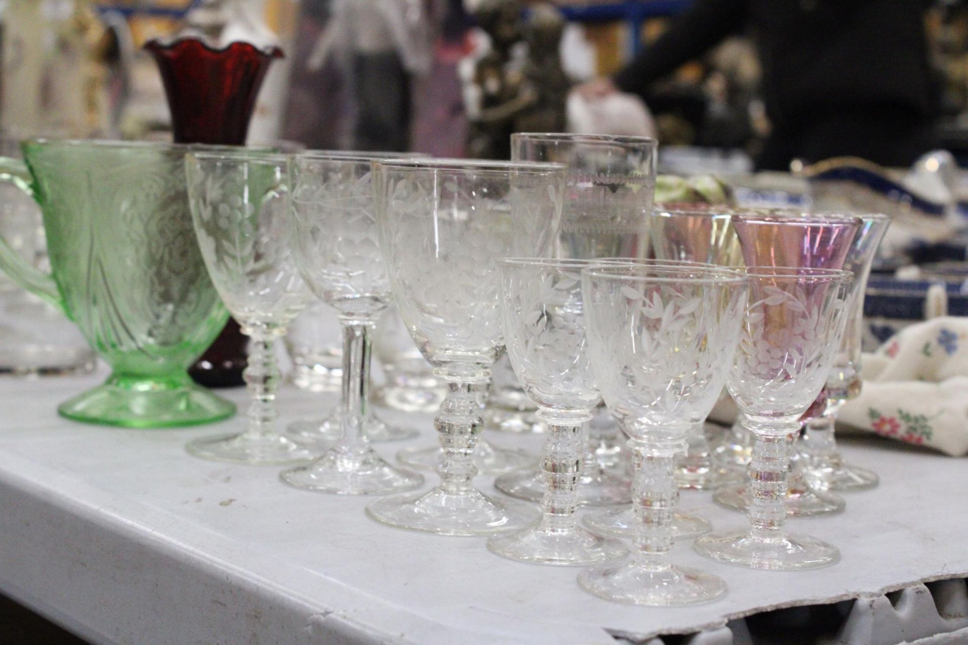 A MIXED LOT OF GLASSWARE TO INCLUDE PORT GLASSES, SHERRY GLASSES, TUMBERS ETC - Image 2 of 5