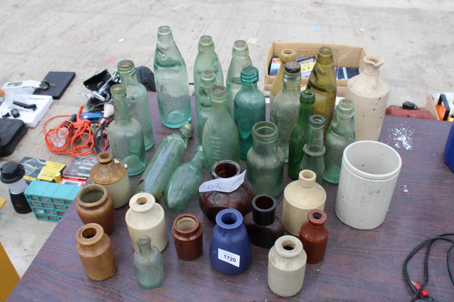 AN ASSORTMENT OF GLASS BOTTLES AND STONEWARE BOTTLES TO INCLUDE A NUMBER BEARING NAMES