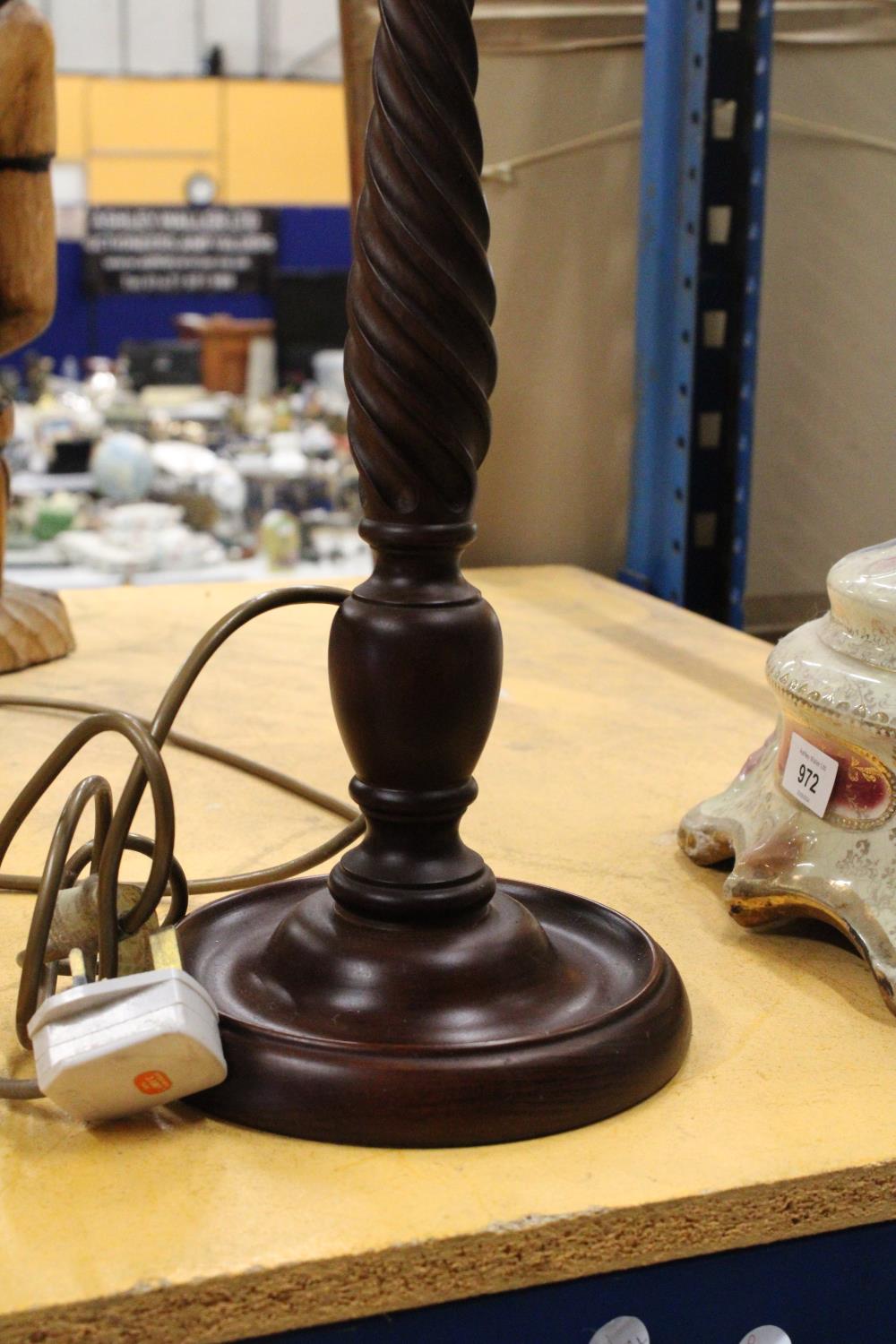 A LARGE MAHOGANY TABLE LAMP WITH BARLEY TWIST COLUMN, WITH SHADE - Image 5 of 6