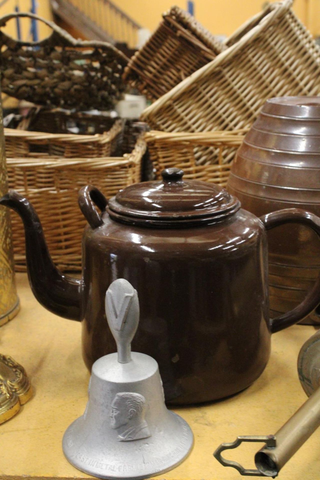 A MIXED LOT TO INCLUDE A BRASS MEAT JACK, STONEWARE BARREL, LARGE ENAMEL TEAPOT AND A CAST METAL - Image 3 of 5