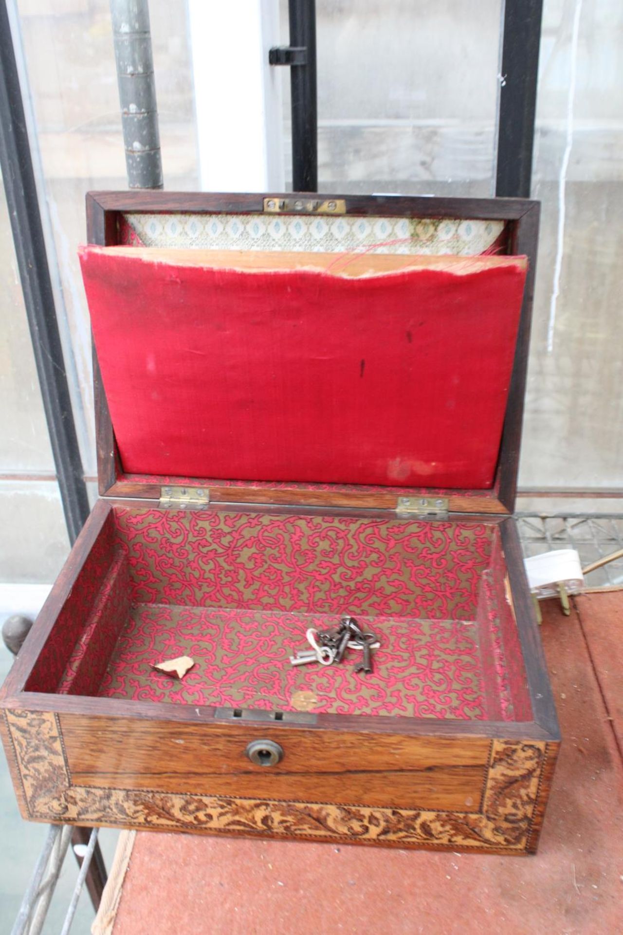 A VINTAGE INLADE WRITING BOX WITH KEYS - Image 3 of 4