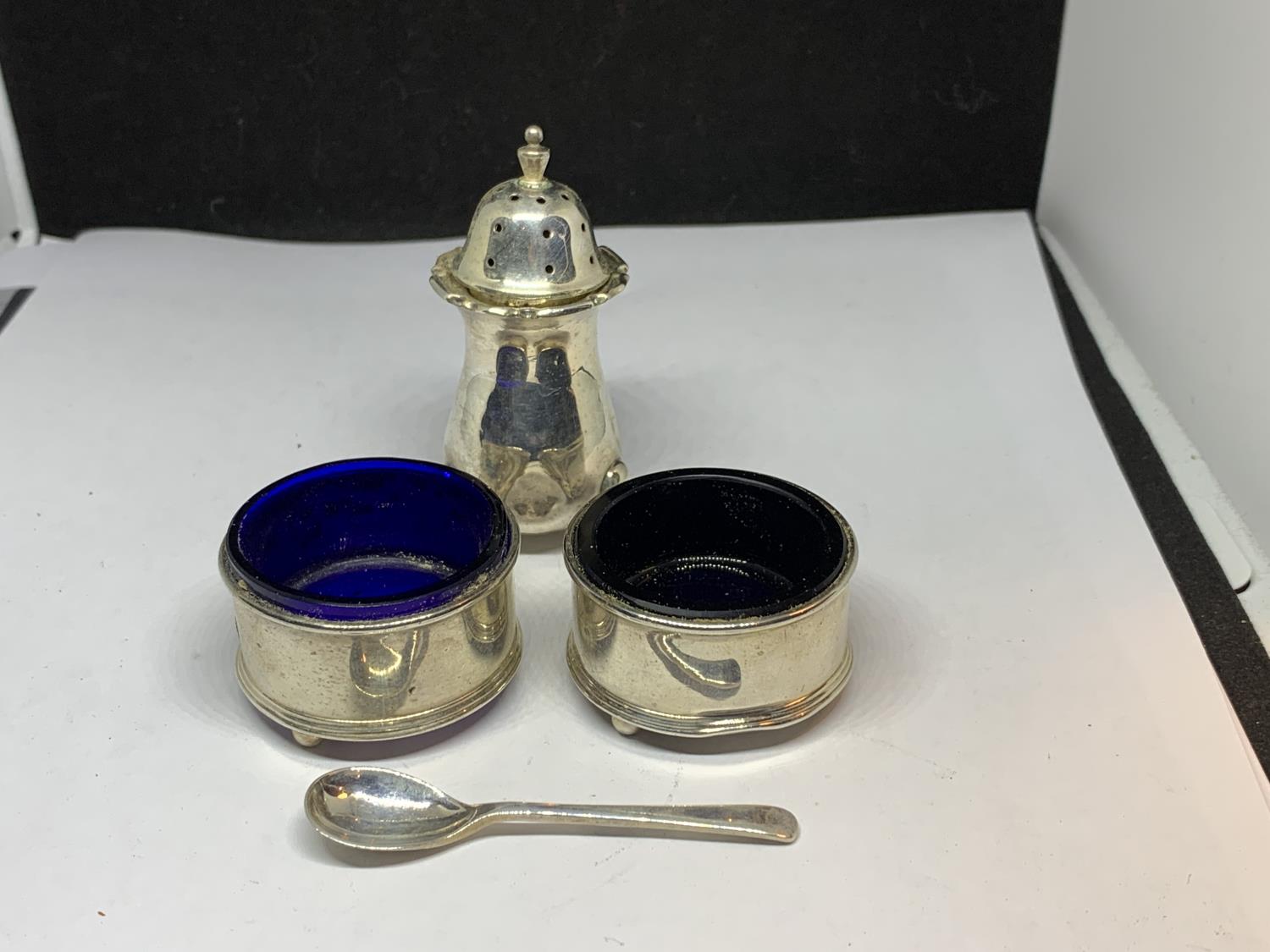 FOUR VARIOUS SILVER ITEMS TO INCLUDE TWO ROBINSON & CO LTD SINGAPORE AND KUALA LUMPA HALLMARKED