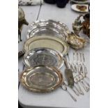 A MIXED LOT OF SILVER PLATE TO INCLUDE PLATES, SPOONS, GRAVY BOWL, SUGAR CASTER ETC