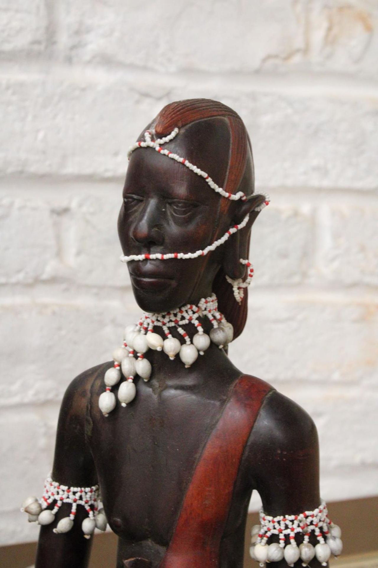 A HAND CARVED MASAI WARRIOR, HEIGHT APPROX 86CM - Image 4 of 4