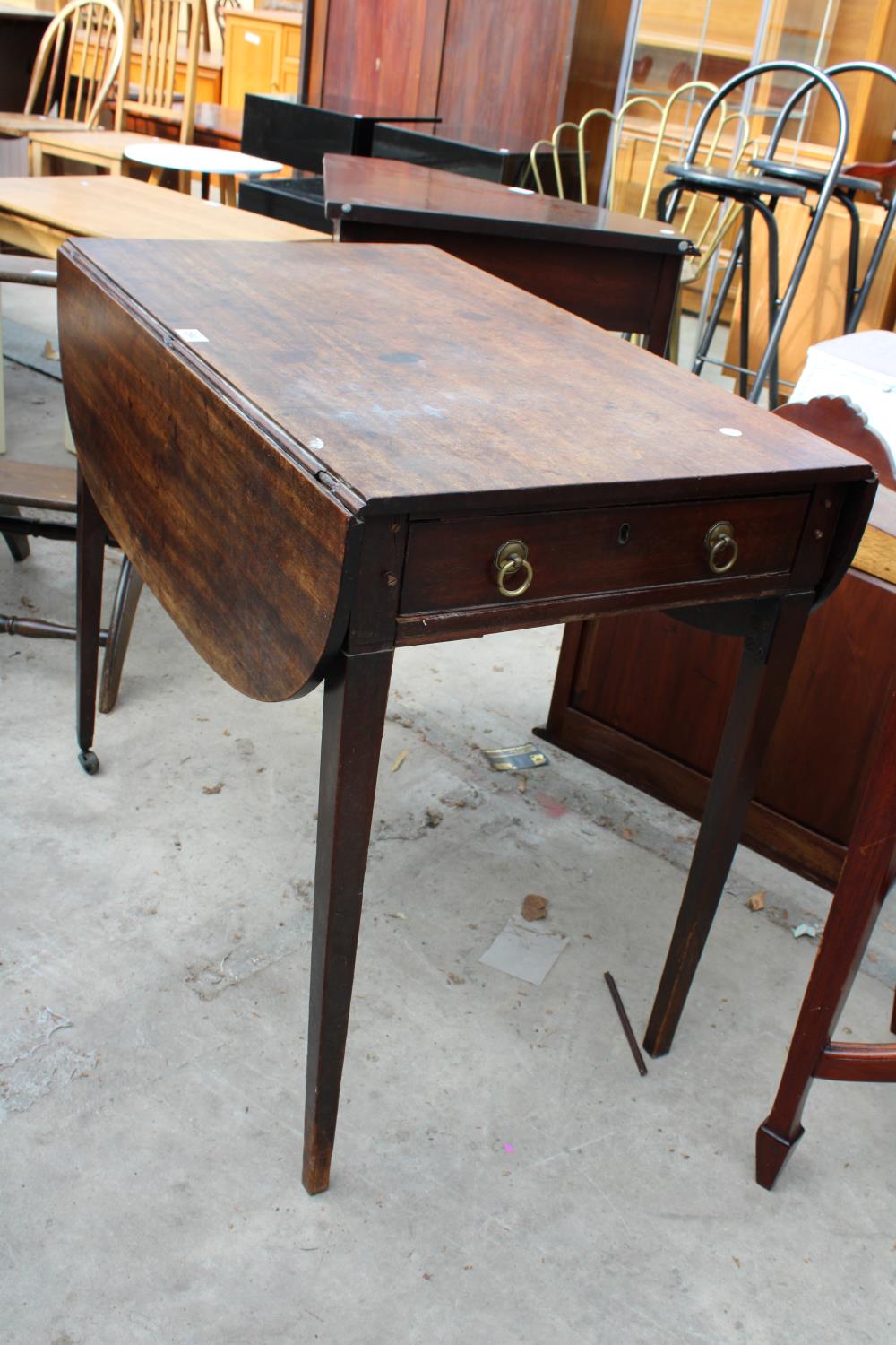 A 19TH CENTURY MAHOGANY PEMBROKE TABLE WITH SINGLE DRAWER AND SHAM DRAWER - Image 3 of 3