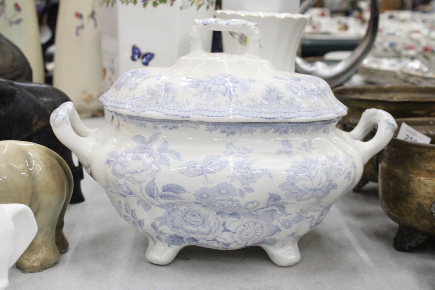 A QUANTITY OF CERAMICS TO INCLUDE TWO LARGE AYNSLEY VASES, A VINTAGE BLUE AND WHITE LIDDED TUREEN - Image 3 of 5