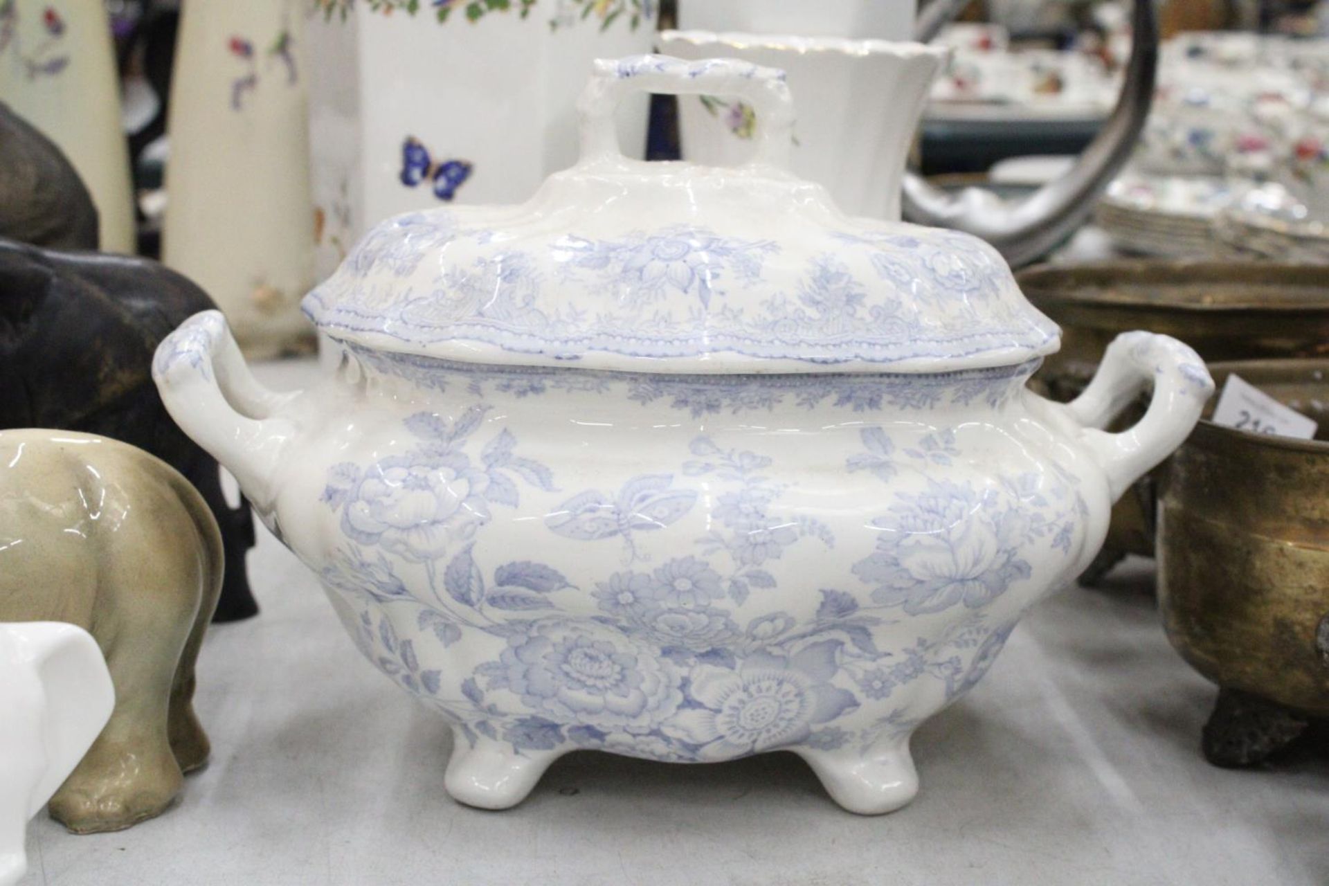A QUANTITY OF CERAMICS TO INCLUDE TWO LARGE AYNSLEY VASES, A VINTAGE BLUE AND WHITE LIDDED TUREEN - Image 3 of 5
