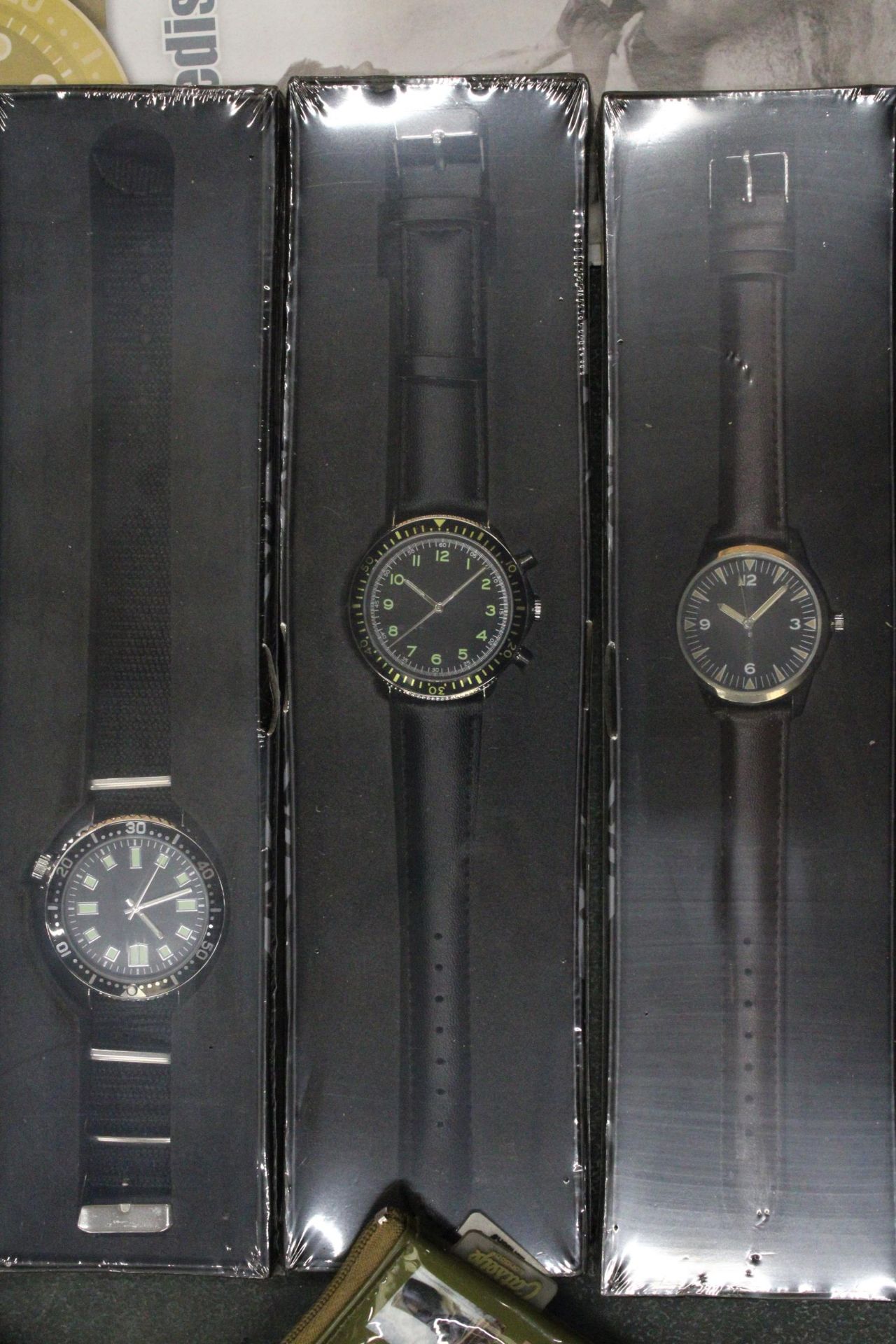 A SELECTION OF MILITARIAN WATCHES TOGETHER WITH A COLLECTION OF MILITARY WATCH MAGAZINES - Image 5 of 6