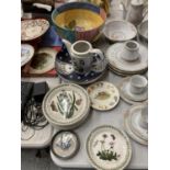 A MIXED LOT OF CERAMICS TO INCLUDE A LARGE FRUIT BOWL, PORTMEIRION PLATES, ETC