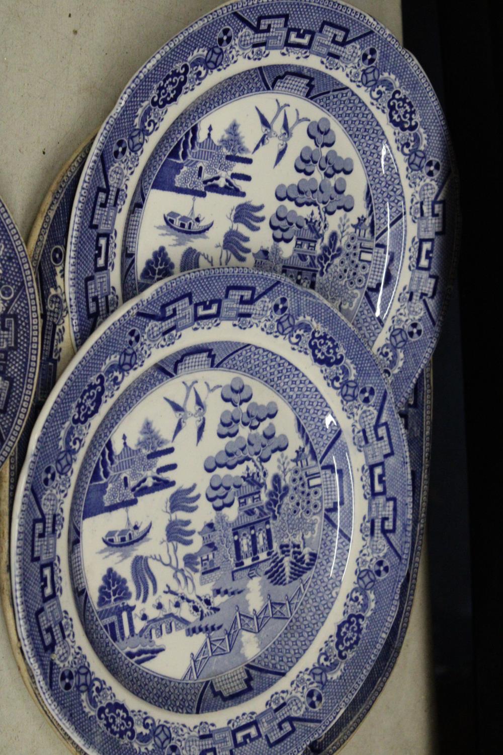 A MIXED LOT OF BLUE AND WHITE CERAMICS PLATES TO INCLUDE STONEWARE, WILLOW ETC - Image 2 of 2