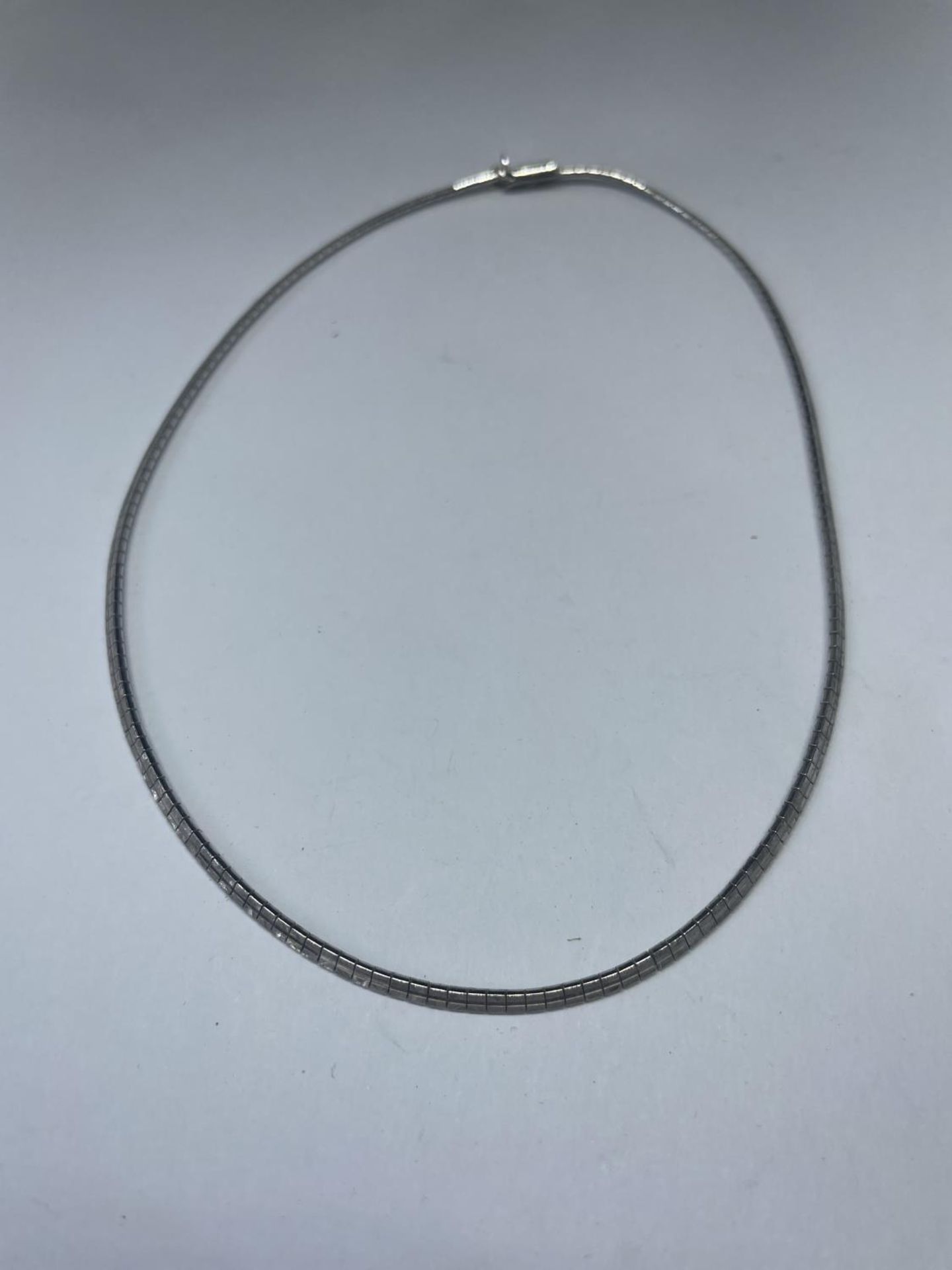 A SILVER CHOKER NECKLACE