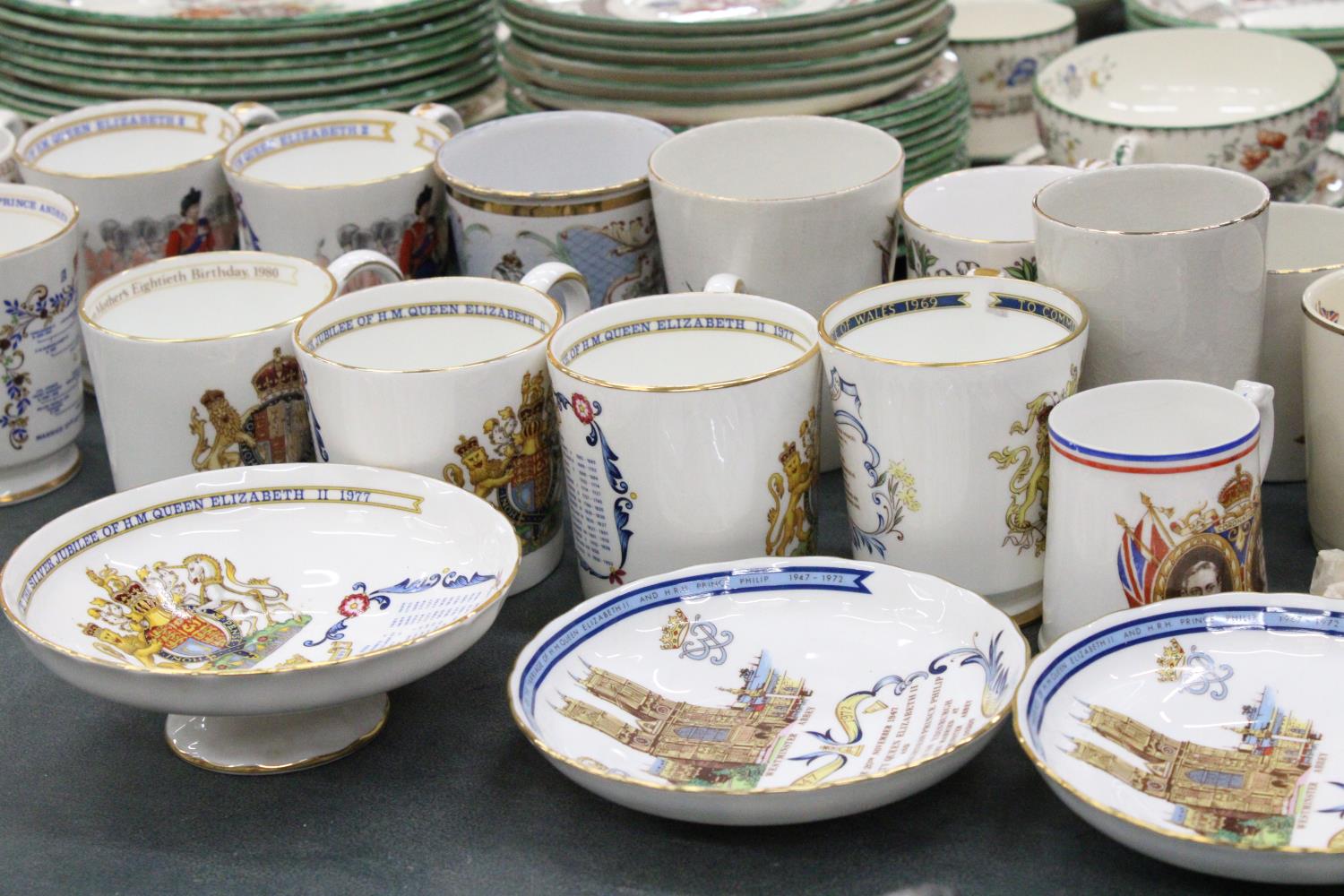 A COLLECTION OF COMMEMORATIVE WARE TO INCLUDE SPODE, AYNSLEY, MUGS ETC PLUS A BOM-BOM DISH WITH A - Image 3 of 7