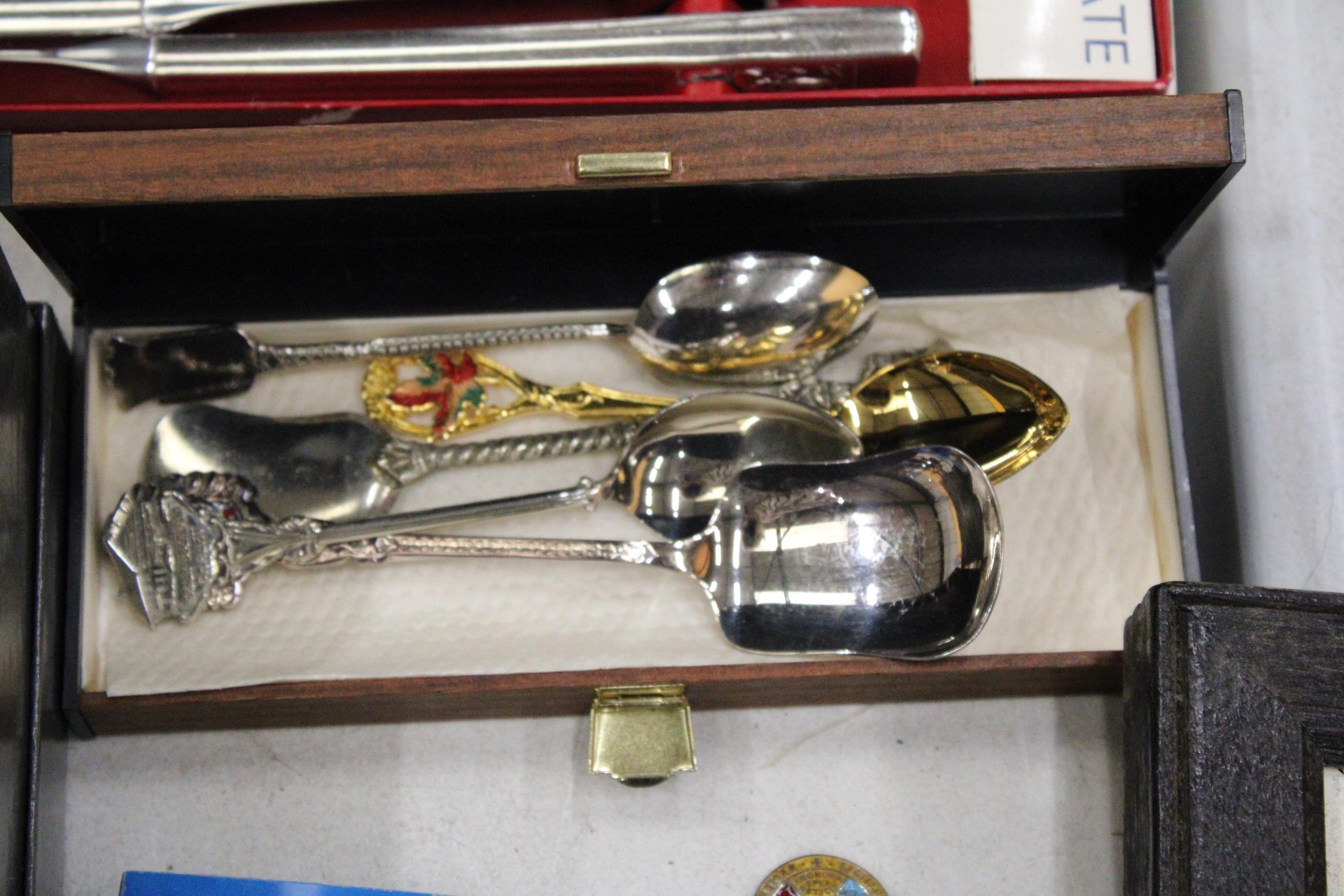 A MIXED LOT OF SILVER PLATE TO INCLUDE A HALLMARKED SILVER SOUVENIR SPOON - Image 4 of 4