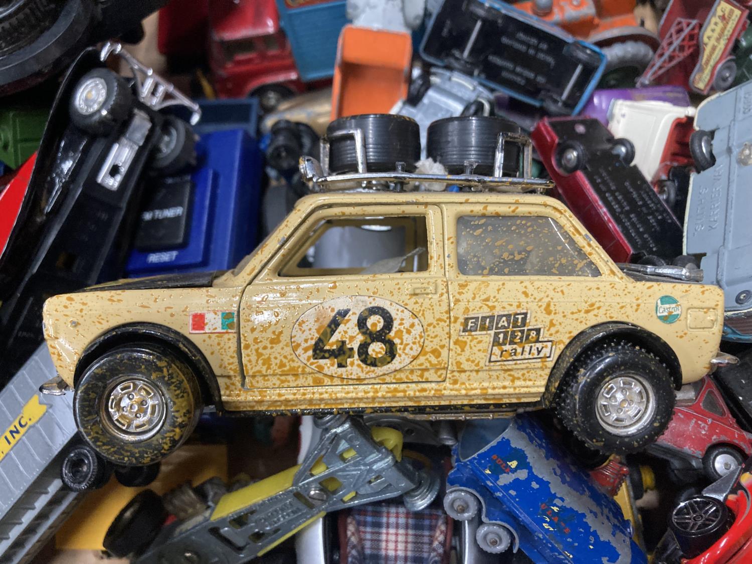 A LARGE ASSORTMENT OF DIE CAST AND TIN PLATE VEHICLES TO INCLUDE VINTAGE DINKY, MATCHBOX, CORGI - Bild 4 aus 6