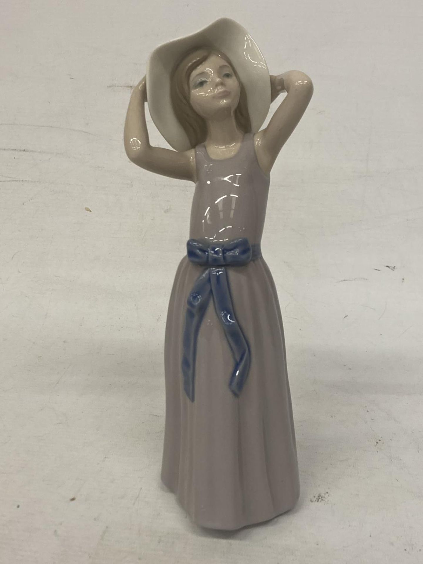 A LLADRO FIGURE OF A GIRL WEARING A BONNETT