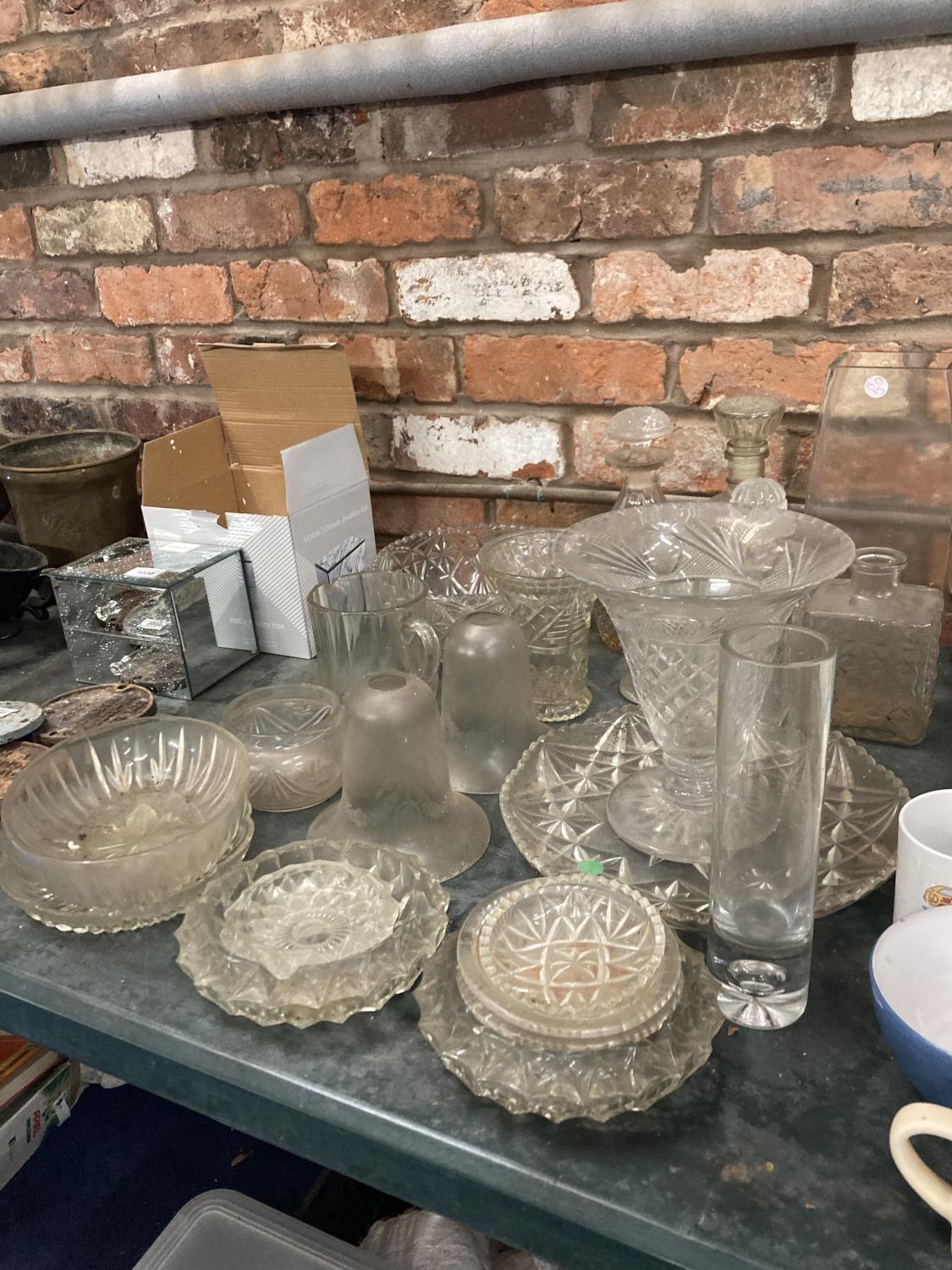 A LARGE QUANTITY OF VINTAGE GLASSWARE TO INCLUDE DECANTERS, VASES, BOWLS, LAMP SHADES, ETC - Image 3 of 4