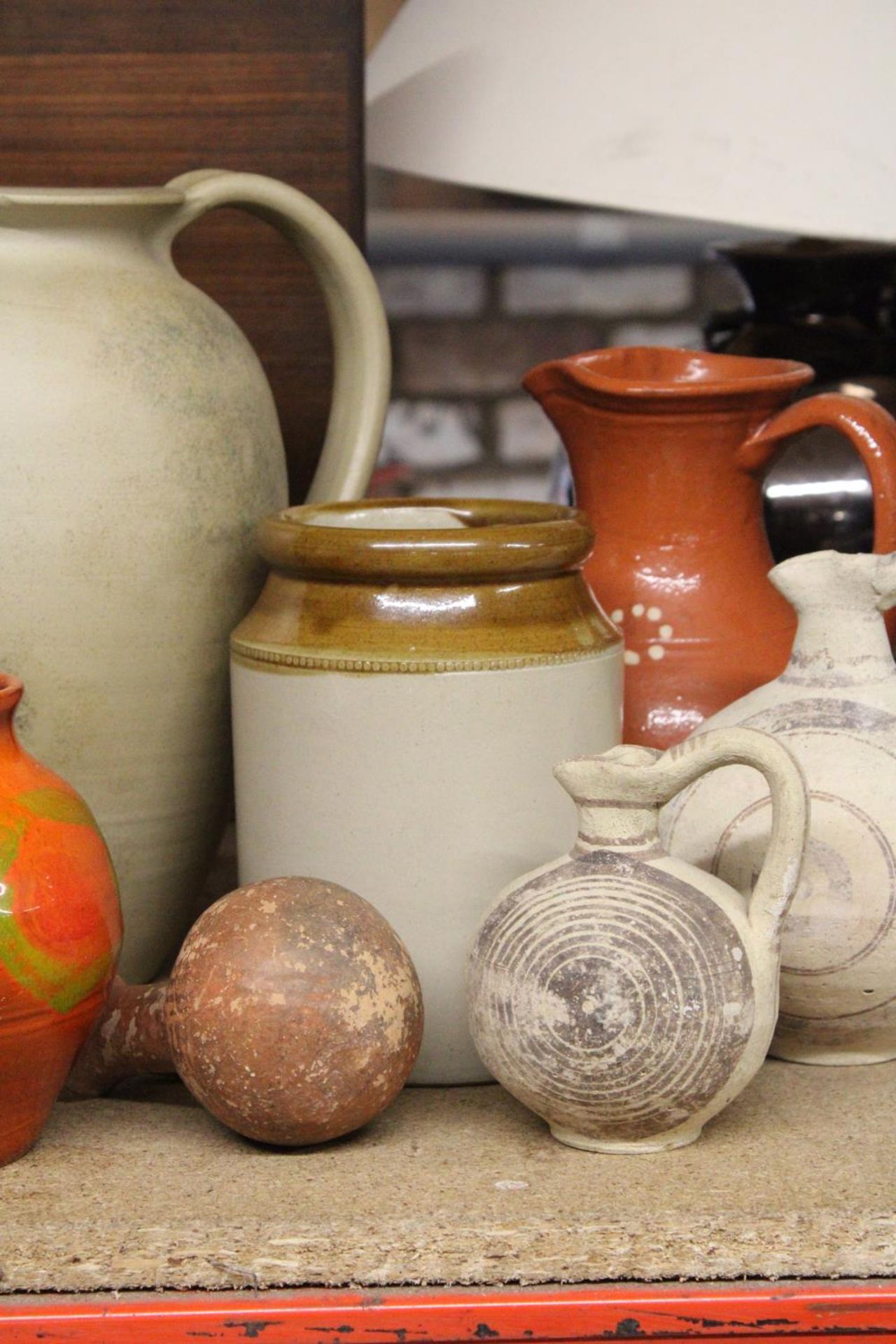 A QUANTITY OF STONEWARE JUGS WITH A VINTAGE STORAGE JAR PLUS A FOSTERS POTTERY VASE - Image 4 of 6