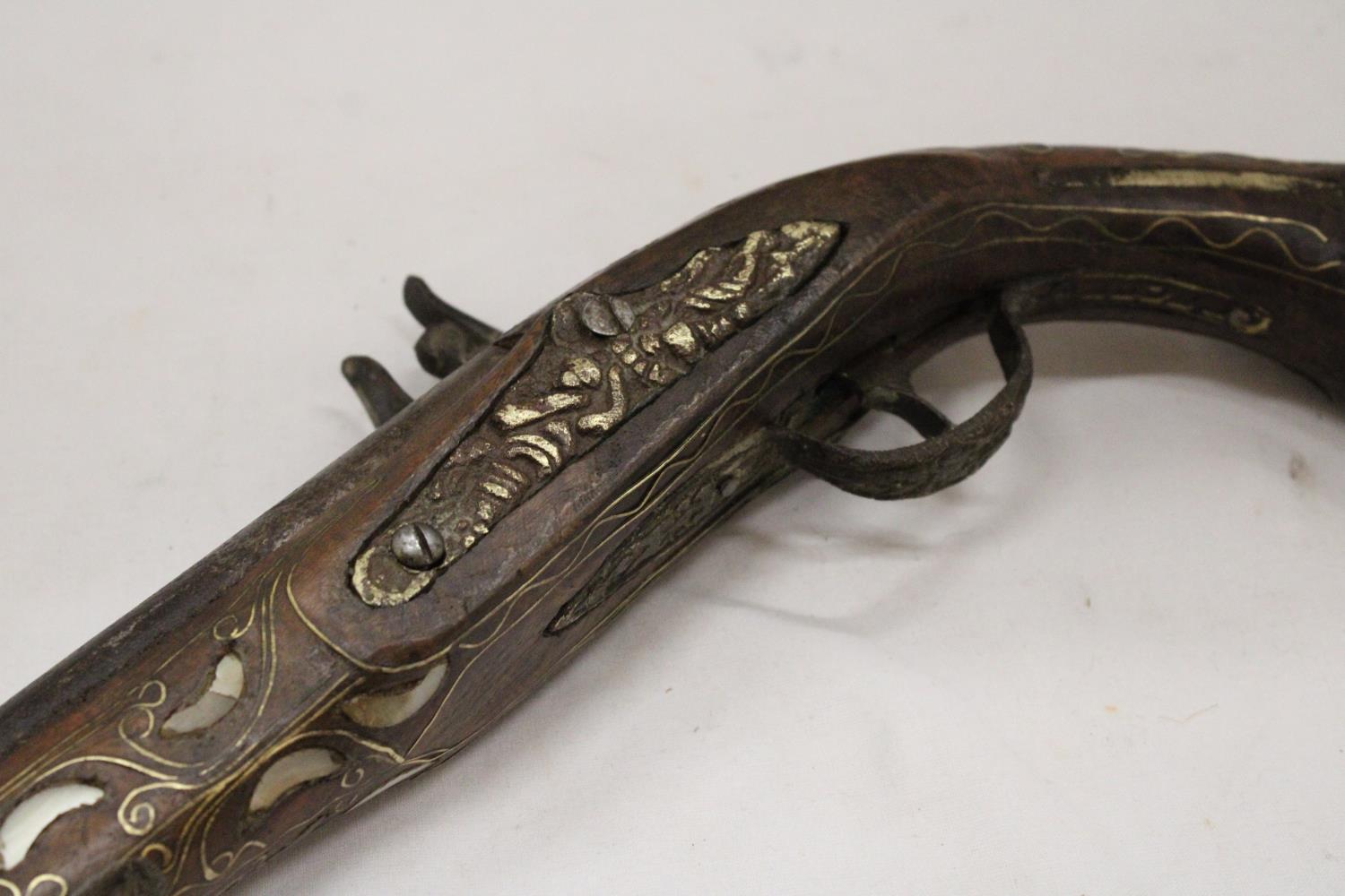 A VINTAGE PISTOL WITH MOTHER OF PEARL AND BRASS INLAY - Image 6 of 6