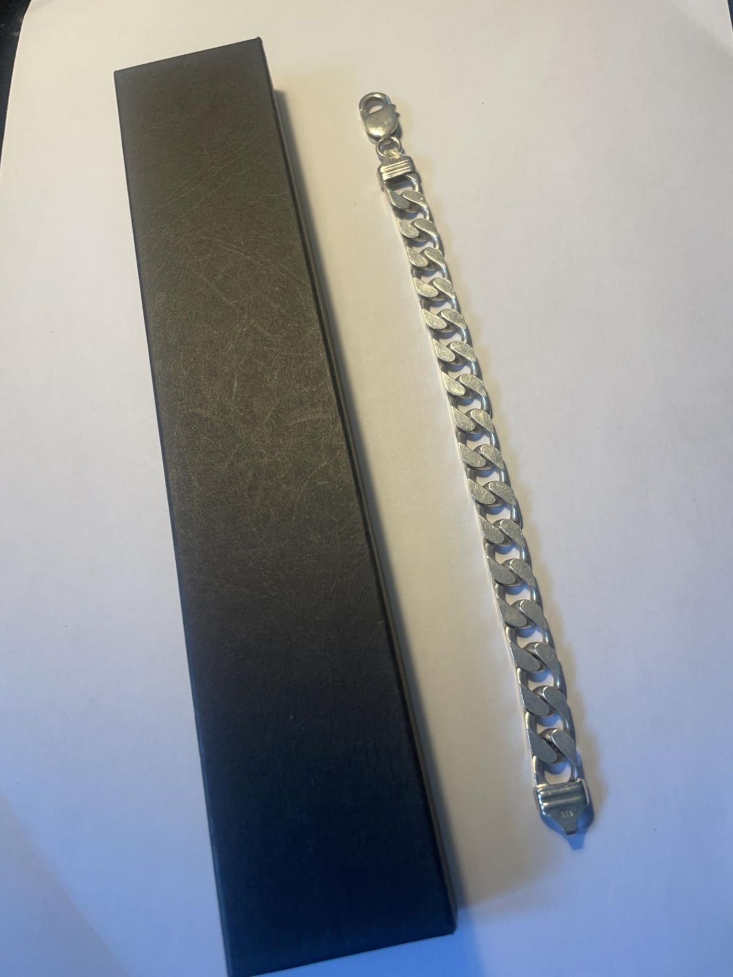 A HEAVY SILVER WRIST CHAIN WITH A PRESENTATION BOX