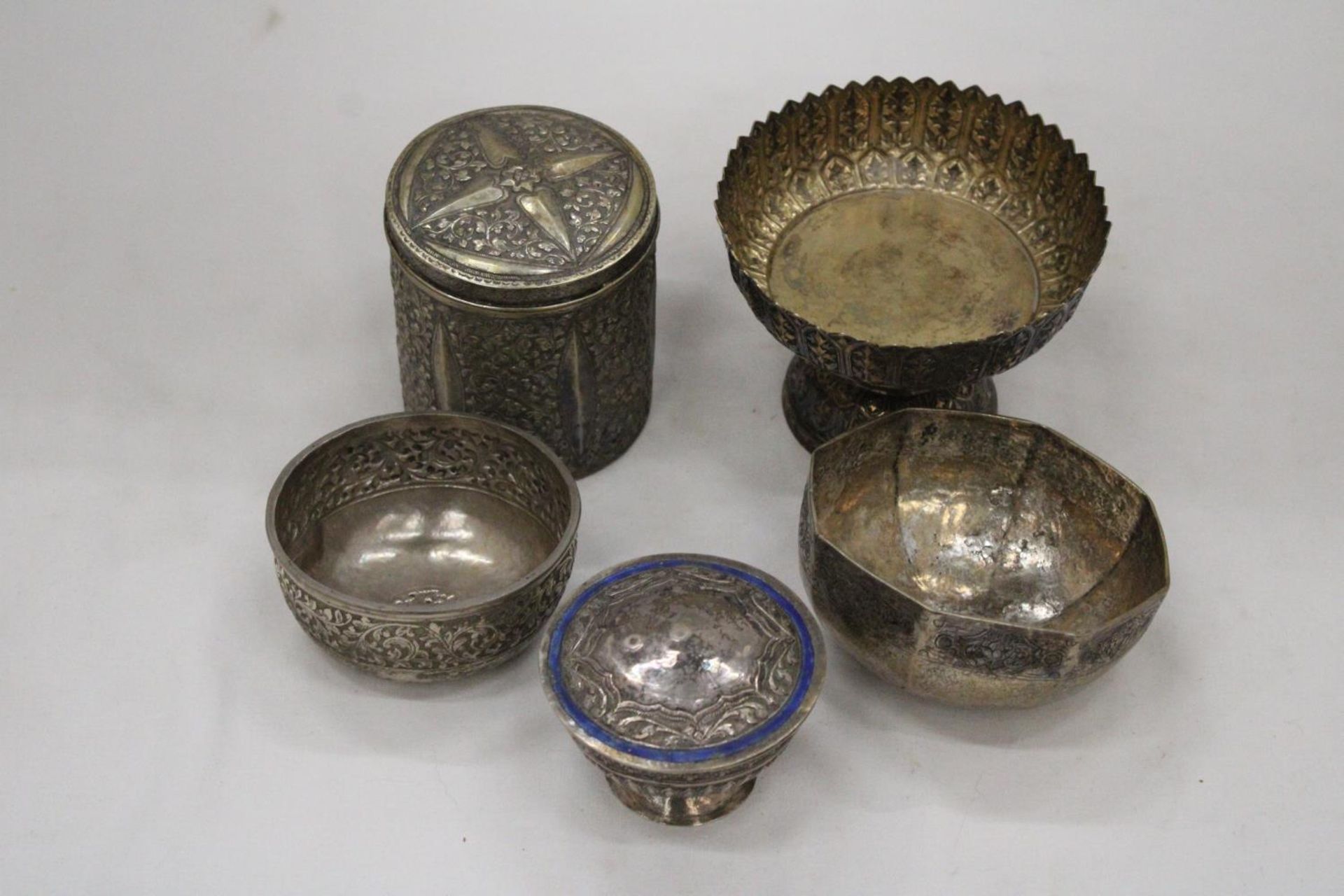 A MIXED LOT OF INDIAN SILVER TO INCLUDE TWO TRINKET BOXES, POSY BOWL ETC