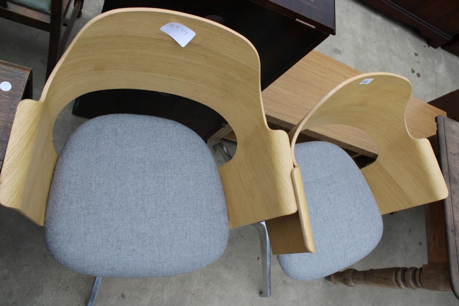 A PAIR OF BENTWOOD CONFERENCE CHAIRS ON SWIVEL BASES - Image 3 of 4