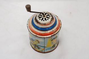 A 1950'S GERMAN TIN PLATE MUSIC BOX IN WORKING ORDER AT TIME OF CATALOGUING