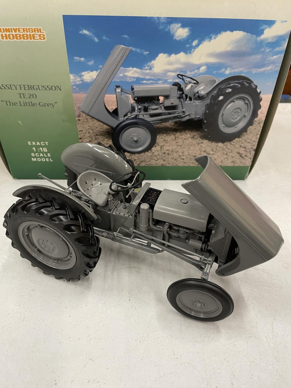 A BOXED UNIVERSAL HOBBIES MASSEY FERGUSON TE20 'THE LITTLE GREY' TRACTOR 1:16 SCALE - Image 3 of 4