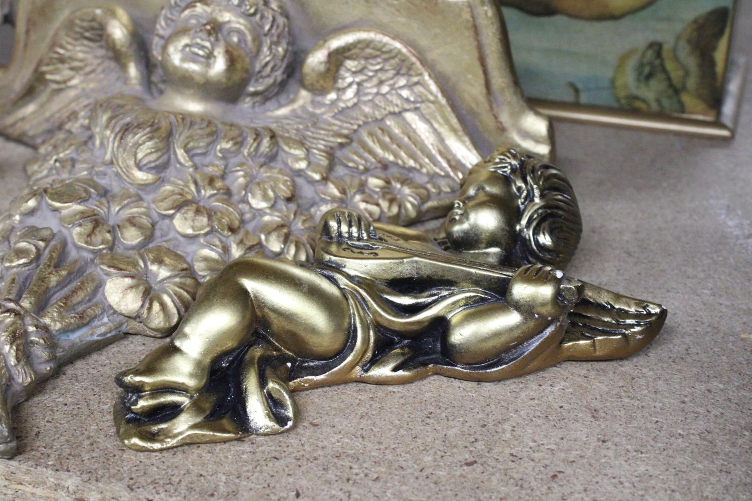 A COLLECTION OF INTERIOR DESIGN PIECES TO INCLUDE, A CHERUB GILT SHELF AND WALL HANGINGS, MANTLE - Image 4 of 7