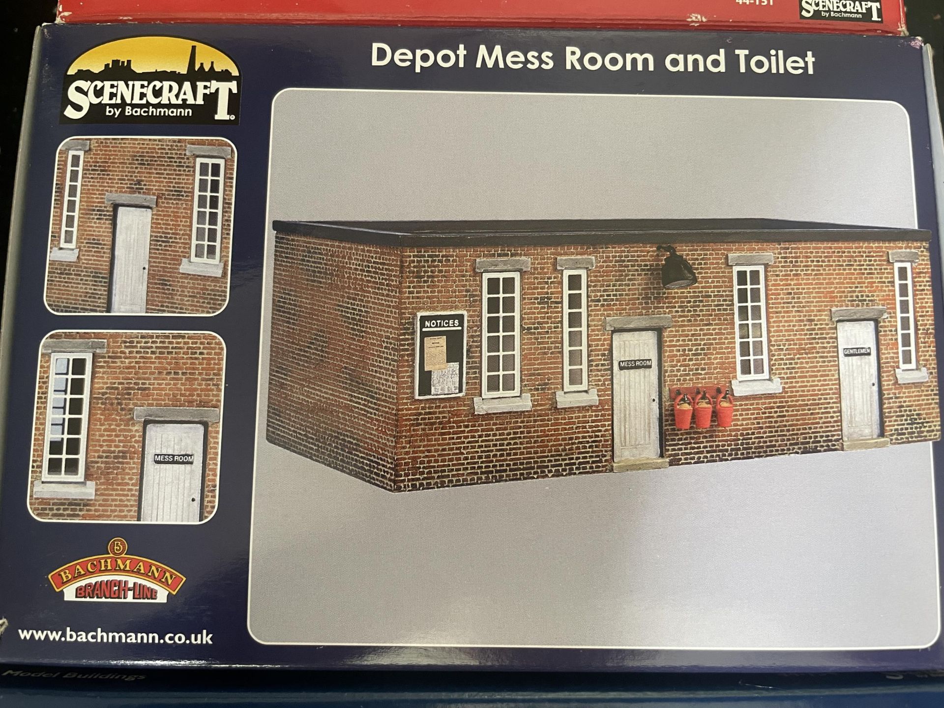 THREE 00 GAUGE SCENECRAFT BY BACHMANN MODELS TO INCLUDE A DEPOT MESS ROOM AND TOILET, MILKING - Image 3 of 4