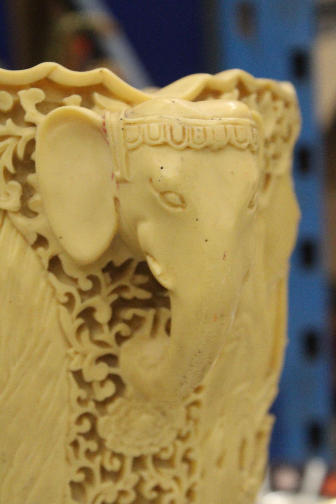 A LARGE CHINESE CARVED RESIN VASE WITH ELEPHANT HANDLES - Image 6 of 9