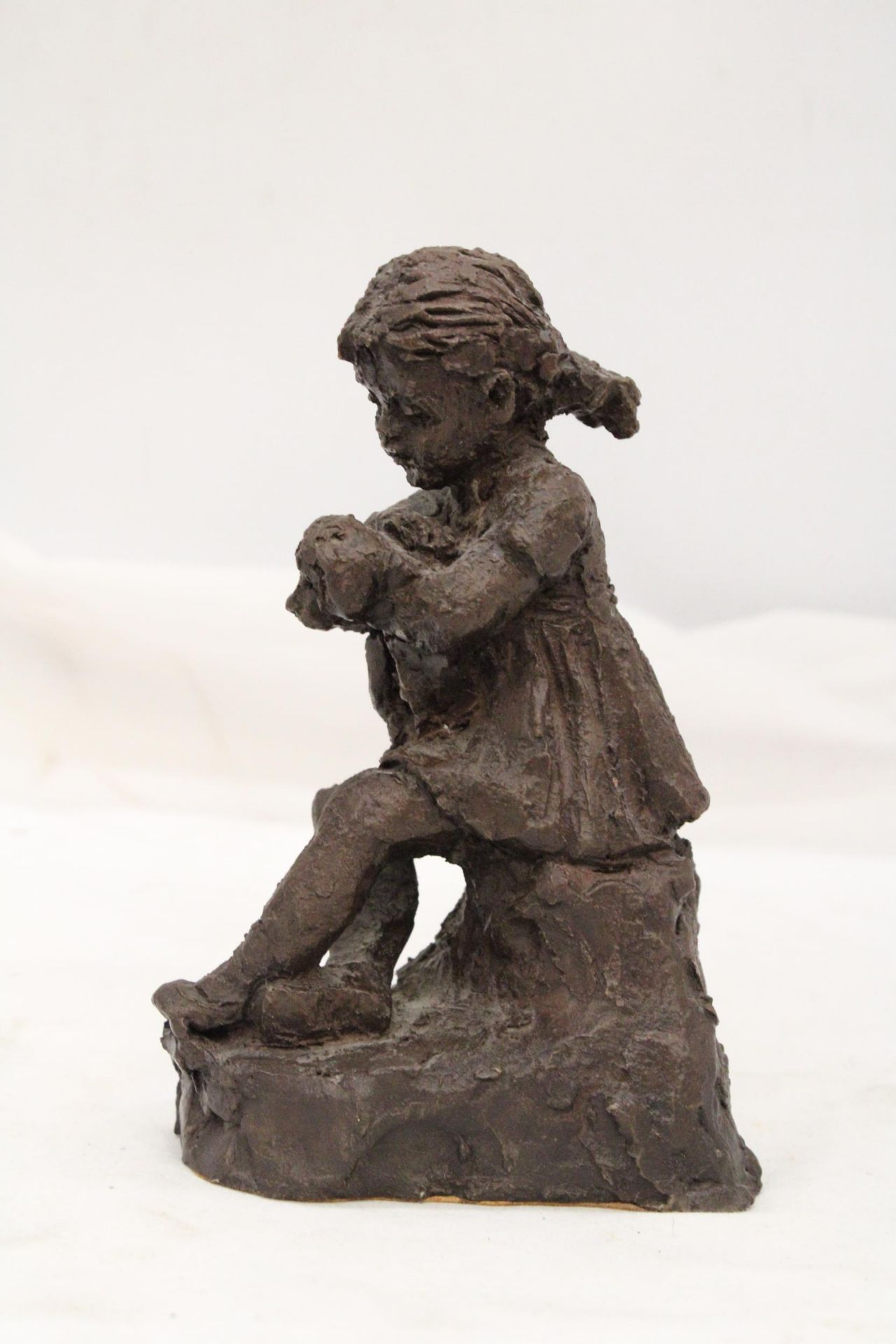 A VINTAGE RESIN SCULPTURE OF A GIRL WITH DOG - APPROXIMATELY 18CM HIGH - Image 3 of 5