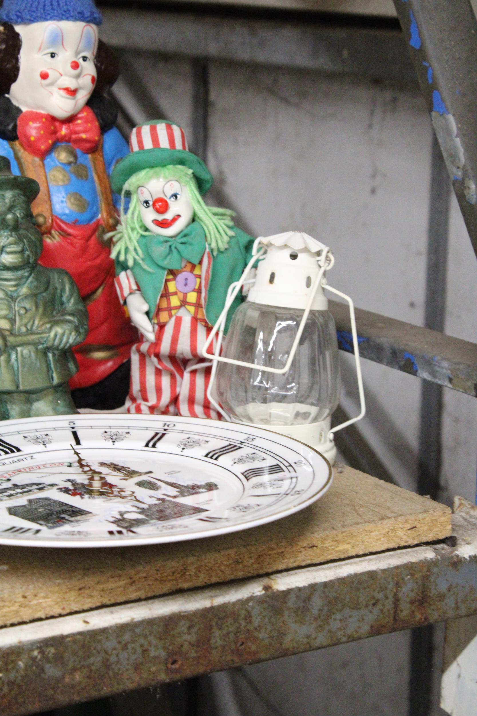 A VINTAGE JELLY BEAN MACHINE, A MUD MAN FIGURE, A WARRINGTON WALL CLOCK, CLOWNS, ETC - Image 4 of 5