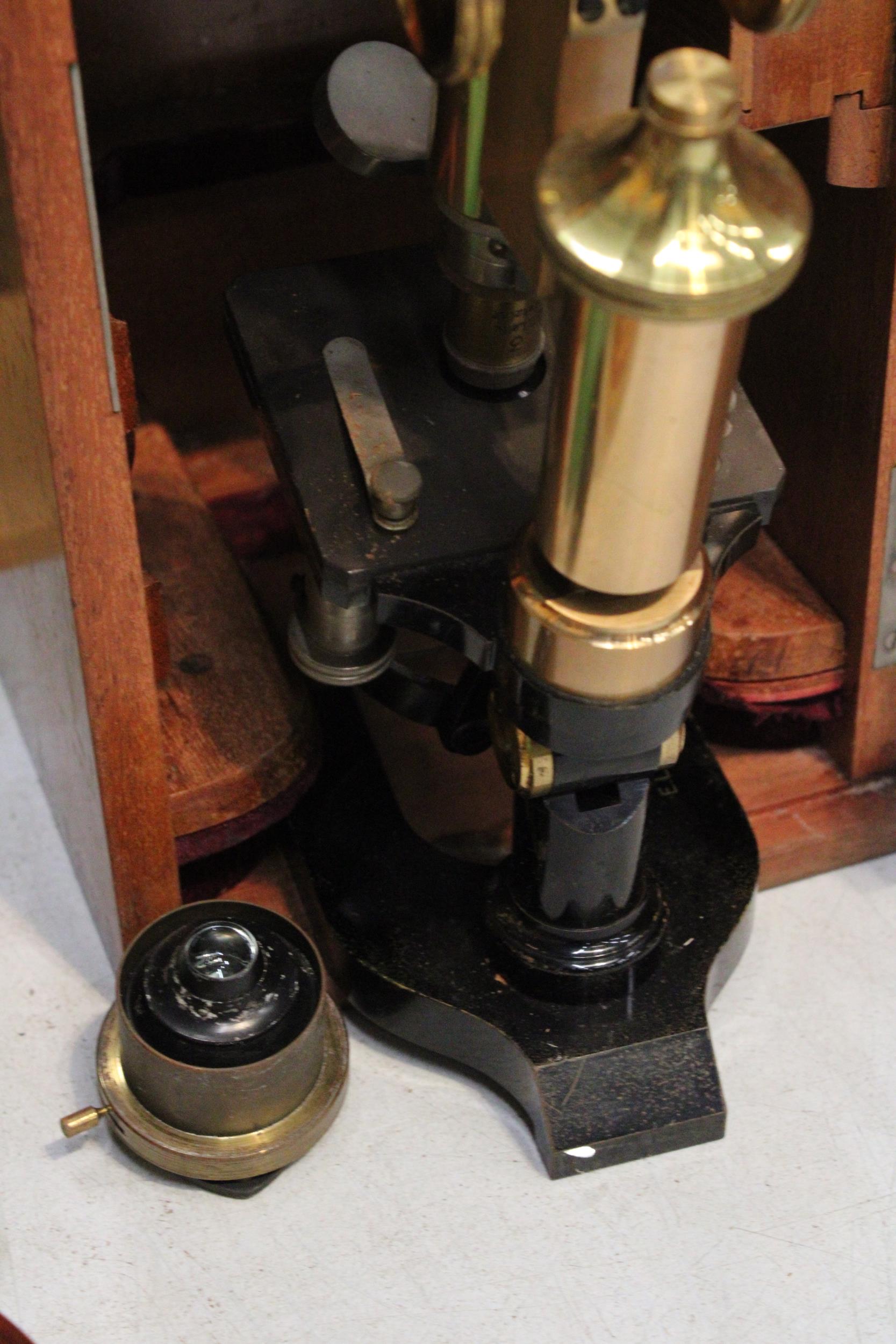 AN ANTIQUE E. LEITZ WETZIAR OPTICAL SCIENCE INSTRUMENT MICROSCOPE NO. 76905 IN A MAHOGANY CASED - Image 5 of 10
