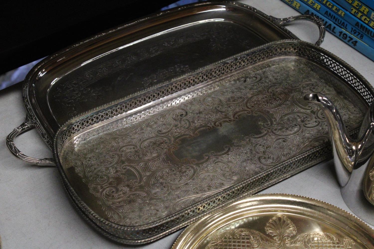 A MIXED LOT OF SILVER PLATE TO INCLUDE TWO TRAYS, A NOVELTY GOLF CLUB BOTTLE OPENER AND SPOON PLUS A - Image 4 of 4