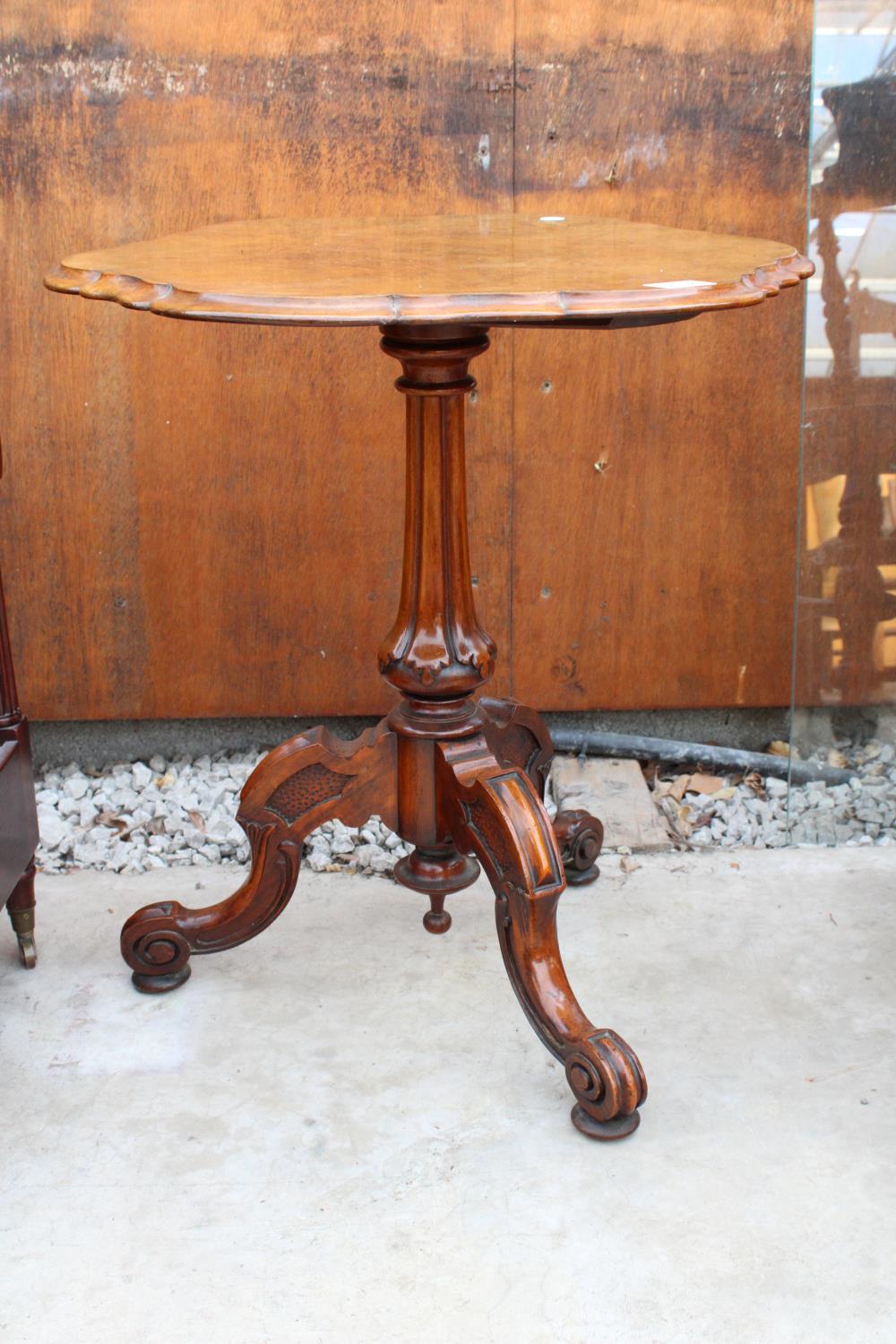 A VICTORIAN WALNUT OCCASIONAL TABLE ON TRIPOD BASE, 20" DIAMETER - Image 2 of 3