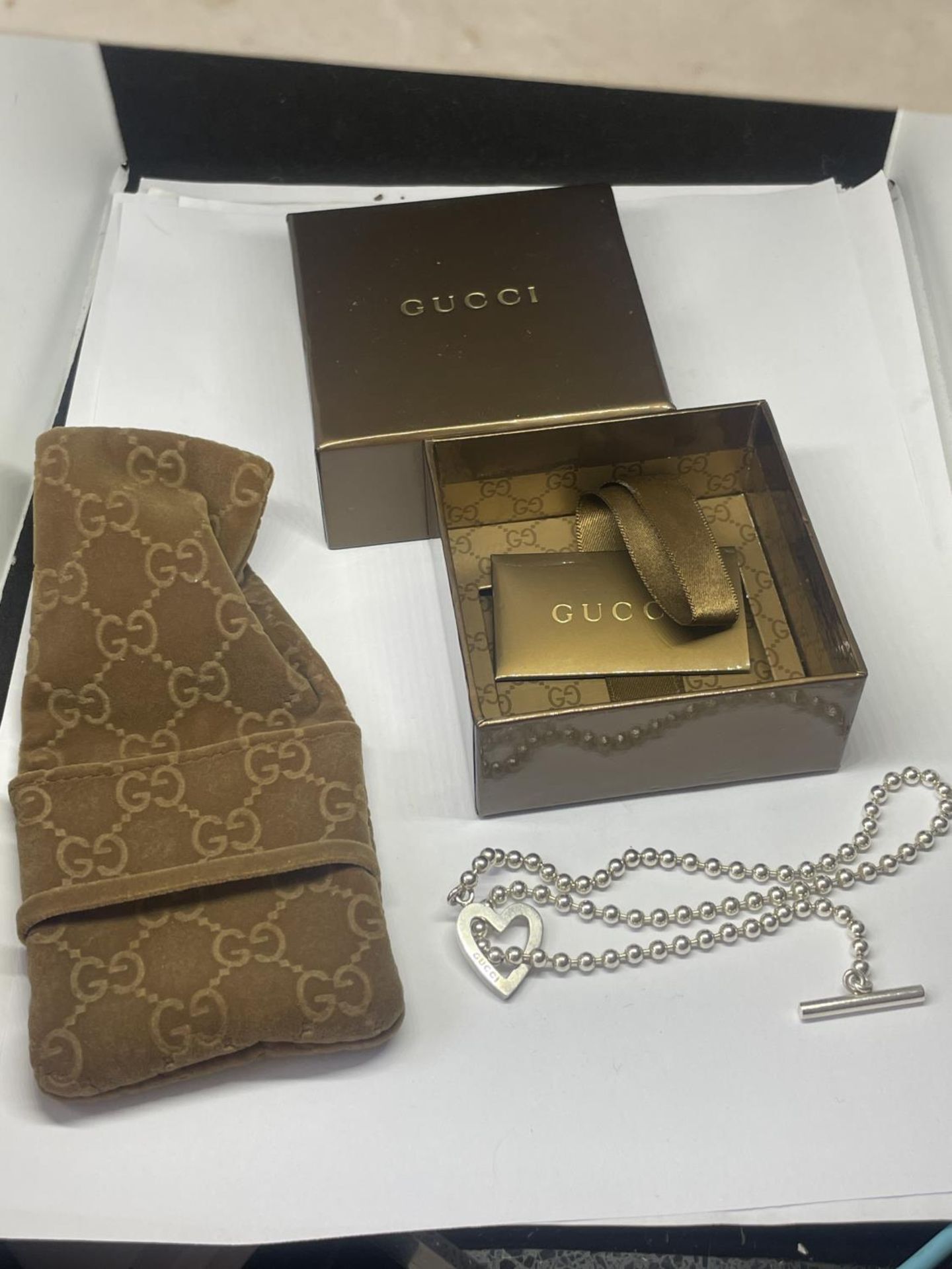 A GUCCI SILVER NECKLACE WITH POUCH AND PRESENTATION BOX