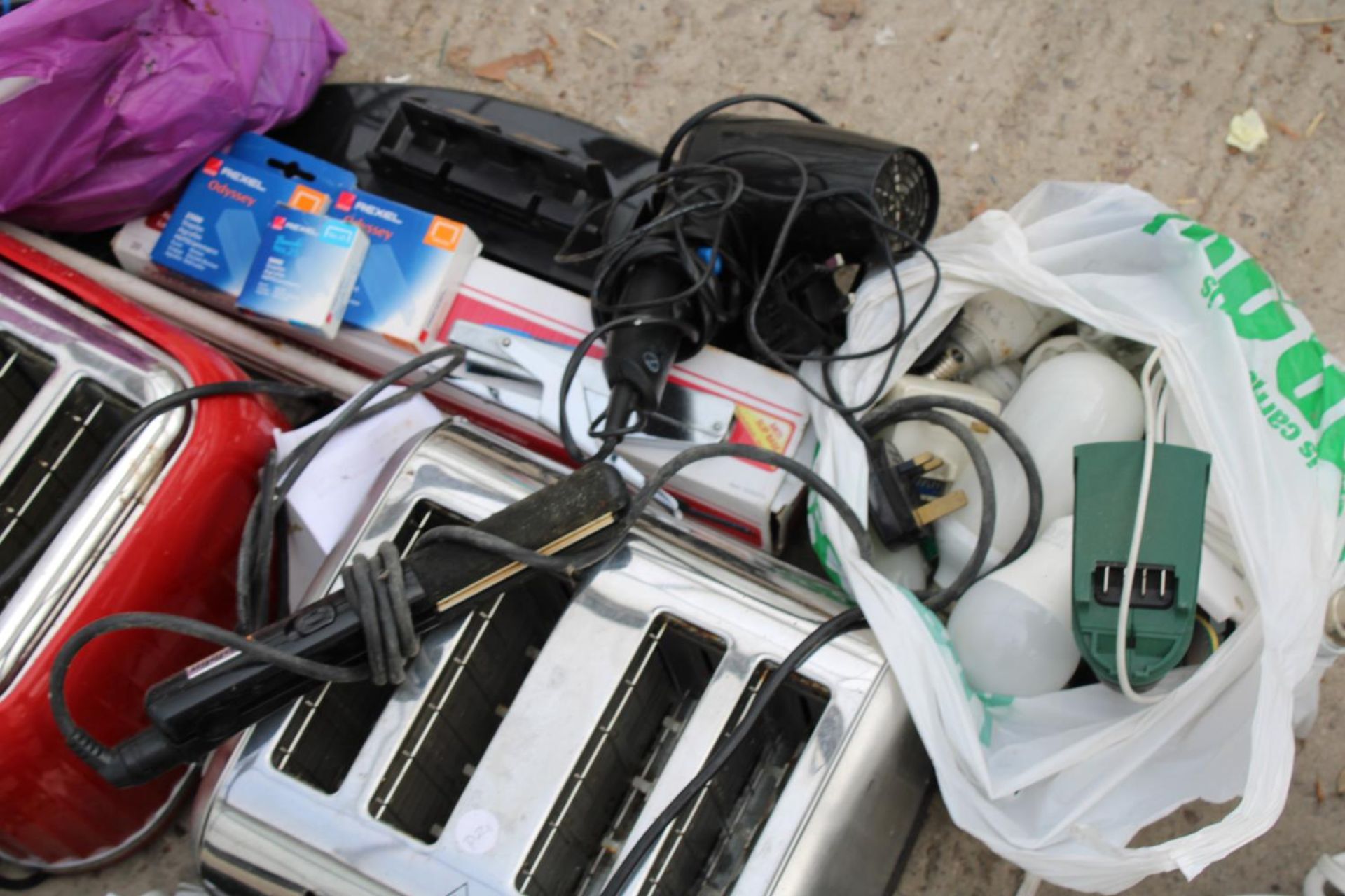 AN ASSORTMENT OF ITEMS TO INCLUDE TOASTERS, A TOSHIBA LAPTOP AND A SONY ALARM CLOCK ETC - Image 4 of 5