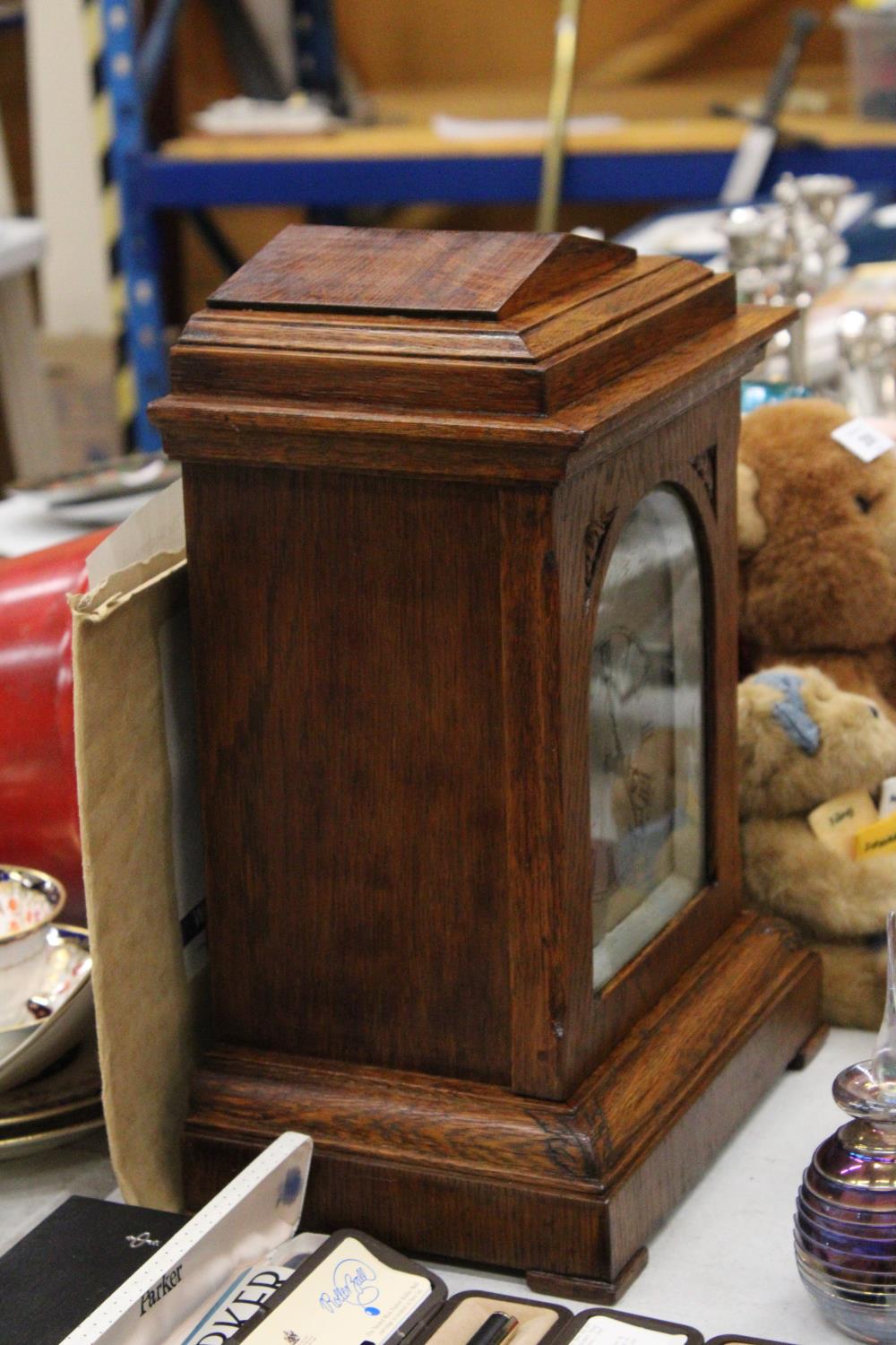 AN EDWARDIAN OAK CASED MANTLE CLOCK WITH PENDULUM, WORKING AT TIME OF CATALOGUING, NO WARRANTY - Image 3 of 4