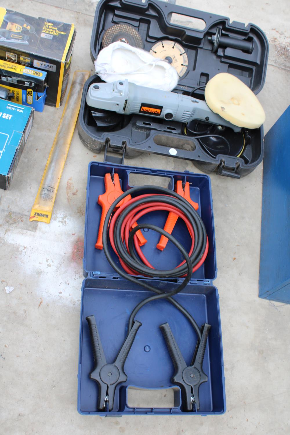 AN ASSORTMENT OF TOOLS TO INCLUDE A HALFORDS GRINDER, A HOLESAW SET AND A JCB ELECTRIC SANDER ETC - Bild 3 aus 3