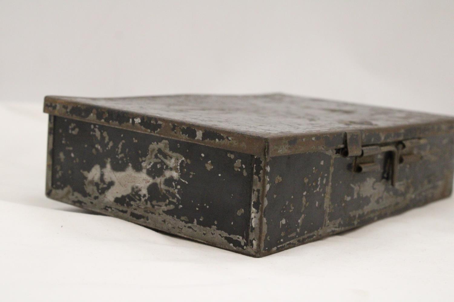 A MILITARY ISSUE TIN BOX WITH CROW'S FOOT - Image 3 of 4