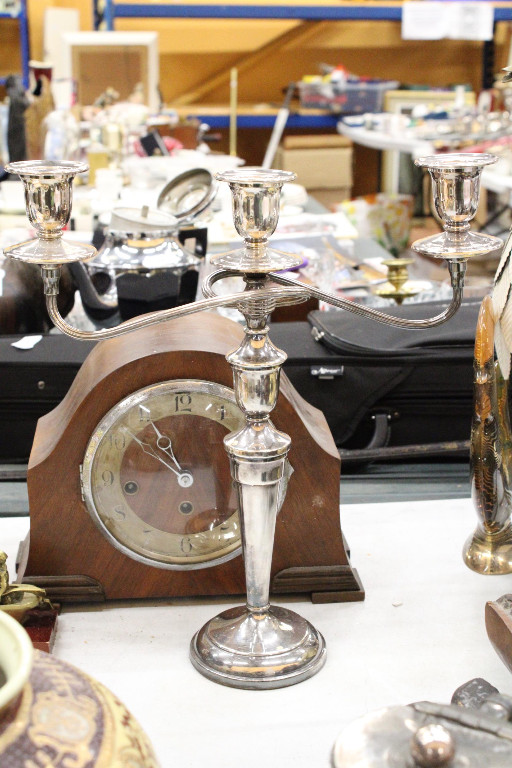 A MIXED LOT TO INCLUDE A VINTAGE MAHOGANY CASED MANTLE CLOCK, VINTAGE SILVER PLATED LIDDED JUG, - Image 4 of 5