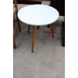 A MODERN WHITE COFFEE TABLE ON KICK-OUT LEGS, 19" DIAMETER