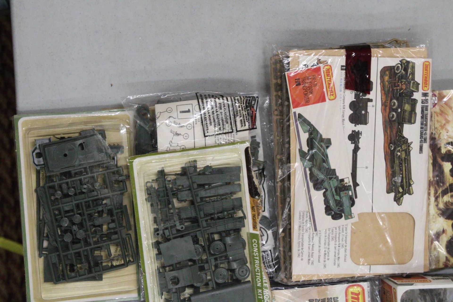 TWELVE BOXED MATCHBOX AND AIRFIX MODEL KITS OF MILITARY VEHICLES - Image 4 of 5