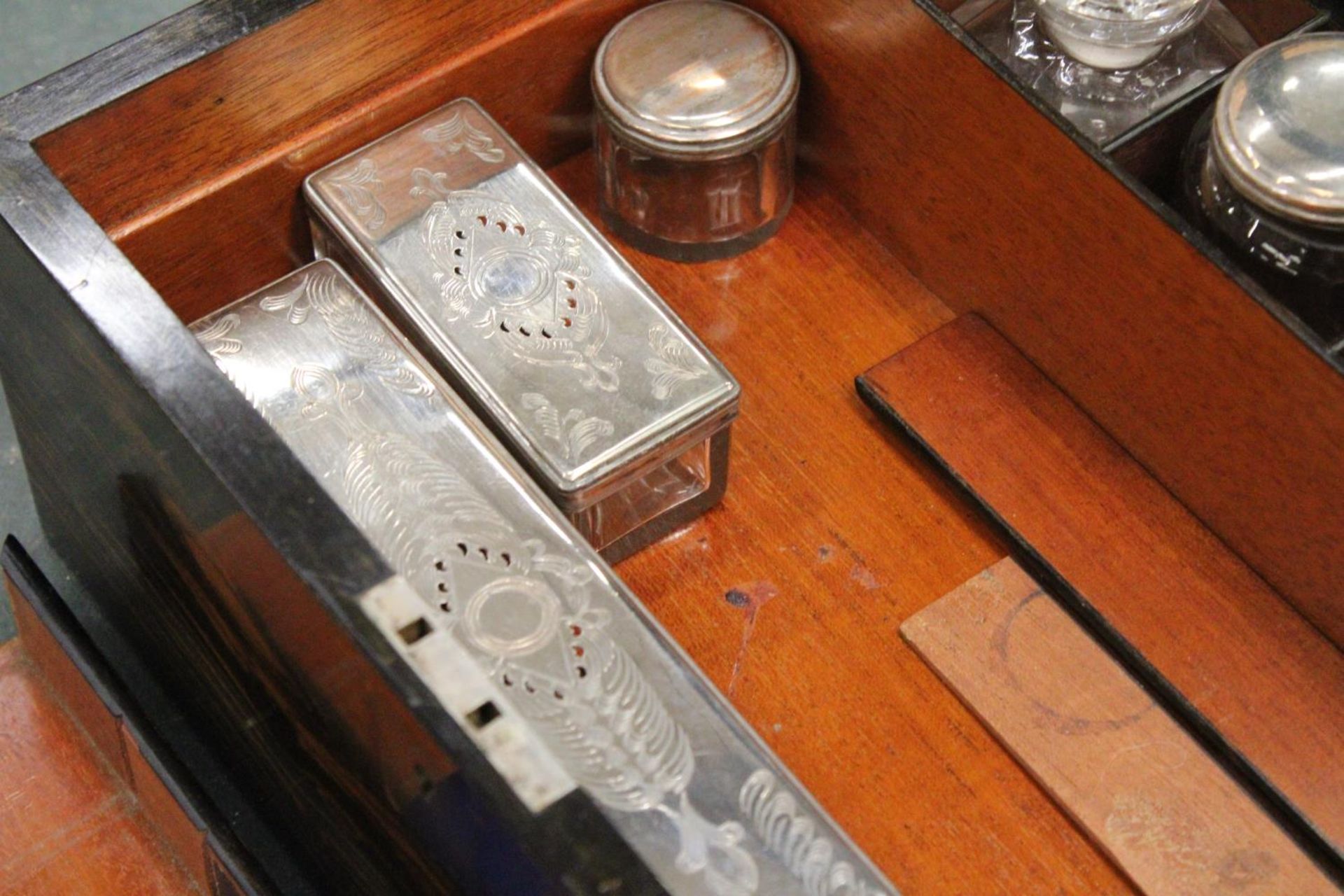 A VINTAGE MAHOGANY CASED WRITING BOX WITH A SECRET DRAWER TO INCLUDE INKWELLS, AND SILVER PLATED - Image 4 of 6