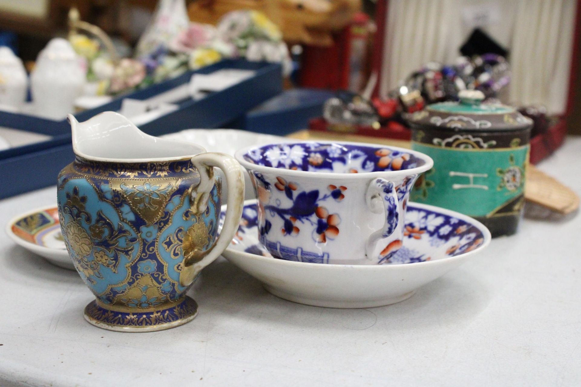 A MIXED LOT TO INCLUDE AN ORIENTAL STLE EMBROIDERED PICTURE, A GILT EDGED BOWL WITH BIRD DECORATION, - Image 4 of 5