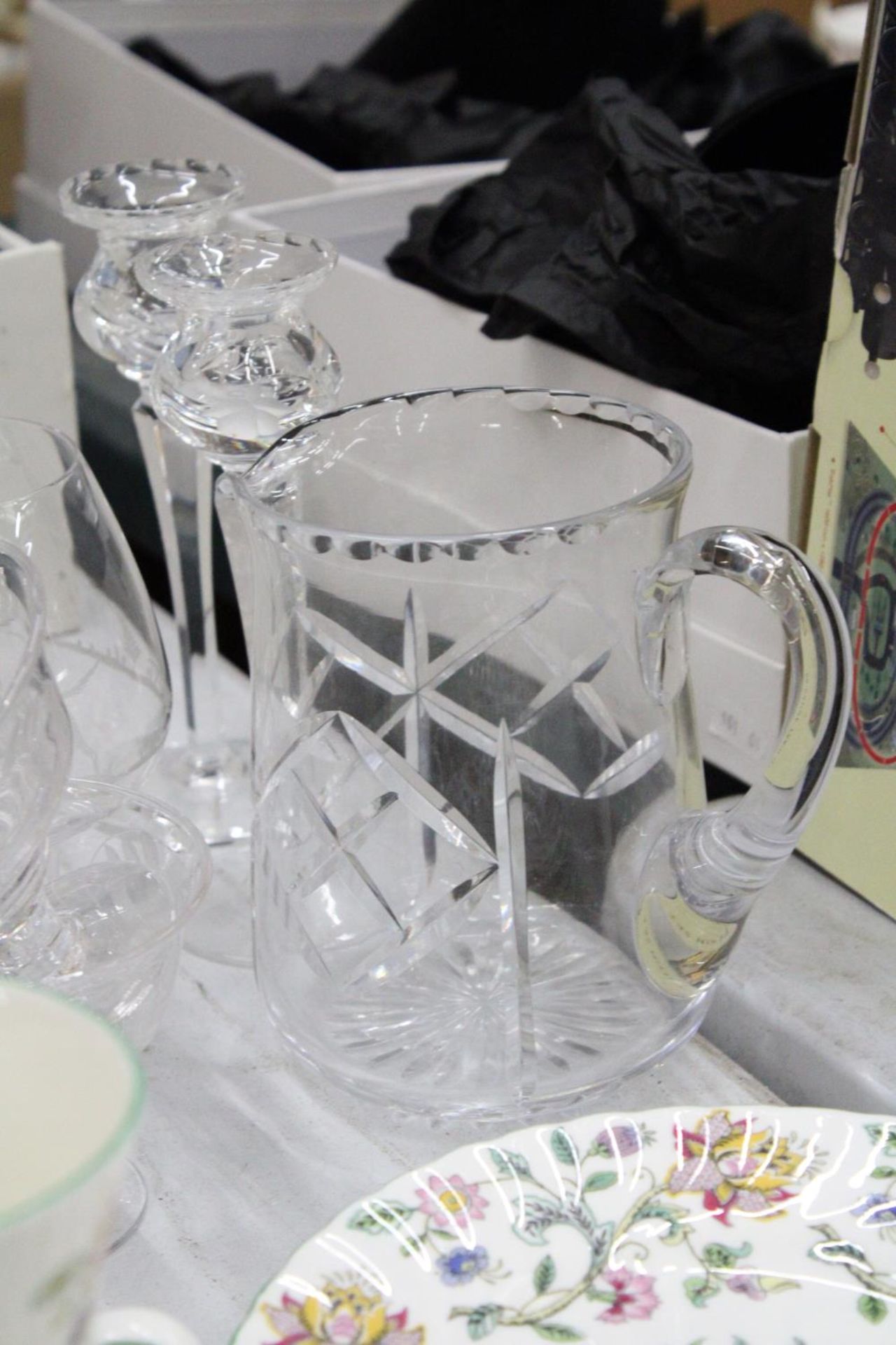 A MIXED LOT OF GLASSWARE TO INCLUDE A PAIR OF CANDLE STICKS, LARGE JUG, SHERRY GLASSES, BRANDY - Image 6 of 6